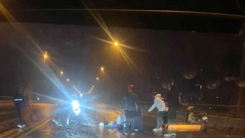 Hiện trường vụ tai nạn khiến hai mẹ con tử vong tr&ecirc;n cầu Đ&igrave;nh Vũ - C&aacute;t Hải (Hải Ph&ograve;ng).