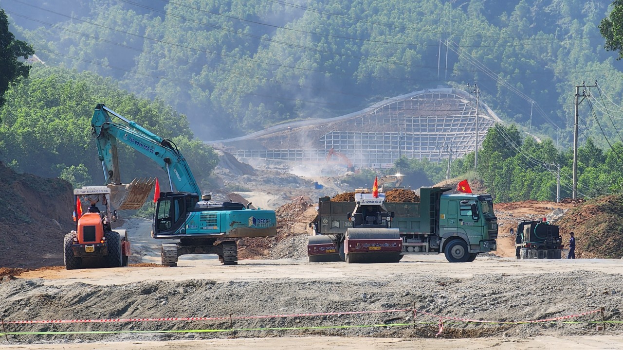 C&aacute;c nh&agrave; th&agrave;u huy động hơn 1.000 đầu m&aacute;y thiết bị cơ giới thi c&ocirc;ng dự &aacute;n.