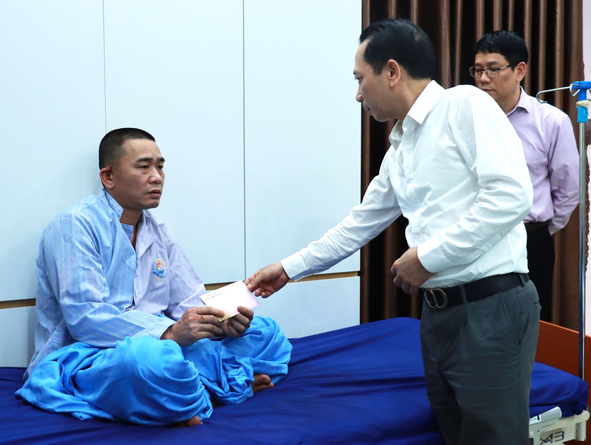 L&atilde;nh đạo tỉnh H&agrave; Giang thăm hỏi nạn nh&acirc;n vụ tai nạn tại Tuy&ecirc;n Quang- Ảnh 1.