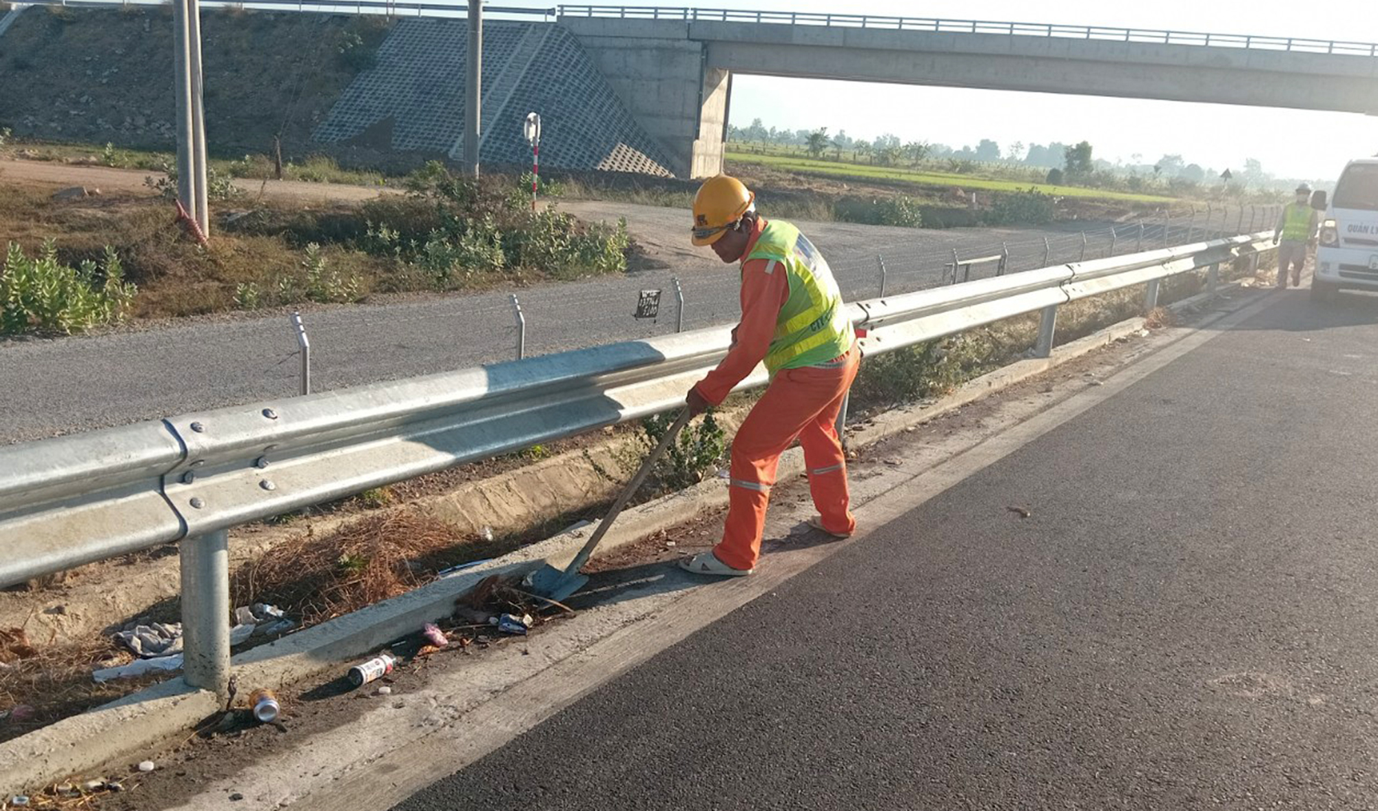 Nhức nhối xả r&aacute;c tr&ecirc;n cao tốc- Ảnh 2.