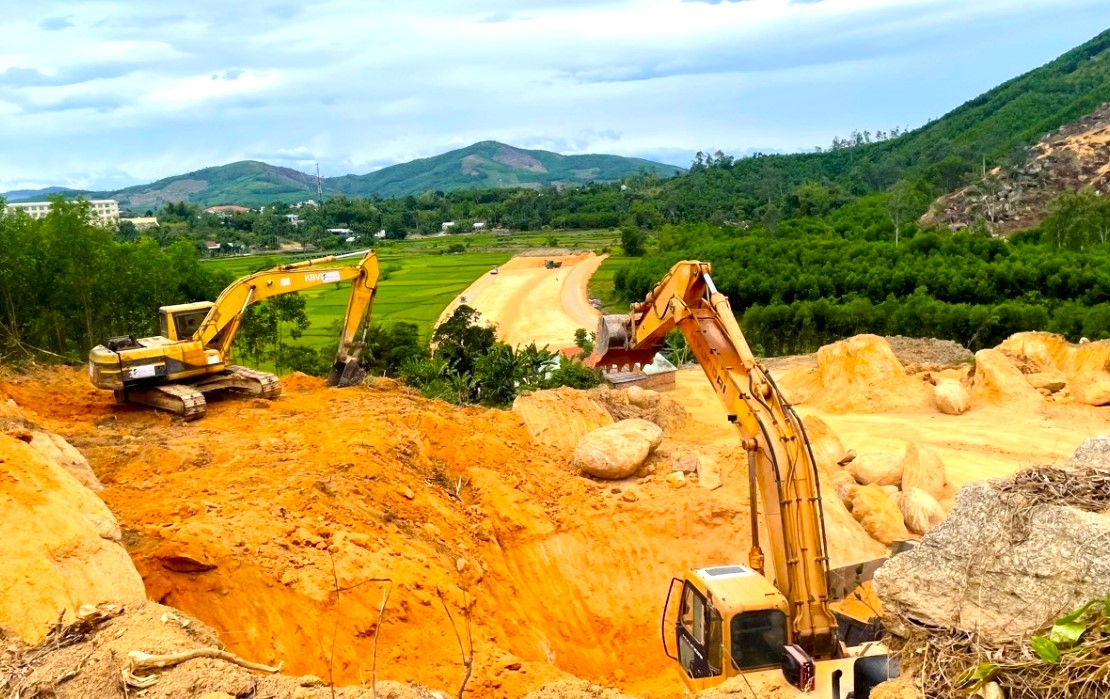 Chậm huy động m&aacute;y m&oacute;c, nhiều nh&agrave; thầu thi c&ocirc;ng QL14E bị nhắc nhở- Ảnh 1.