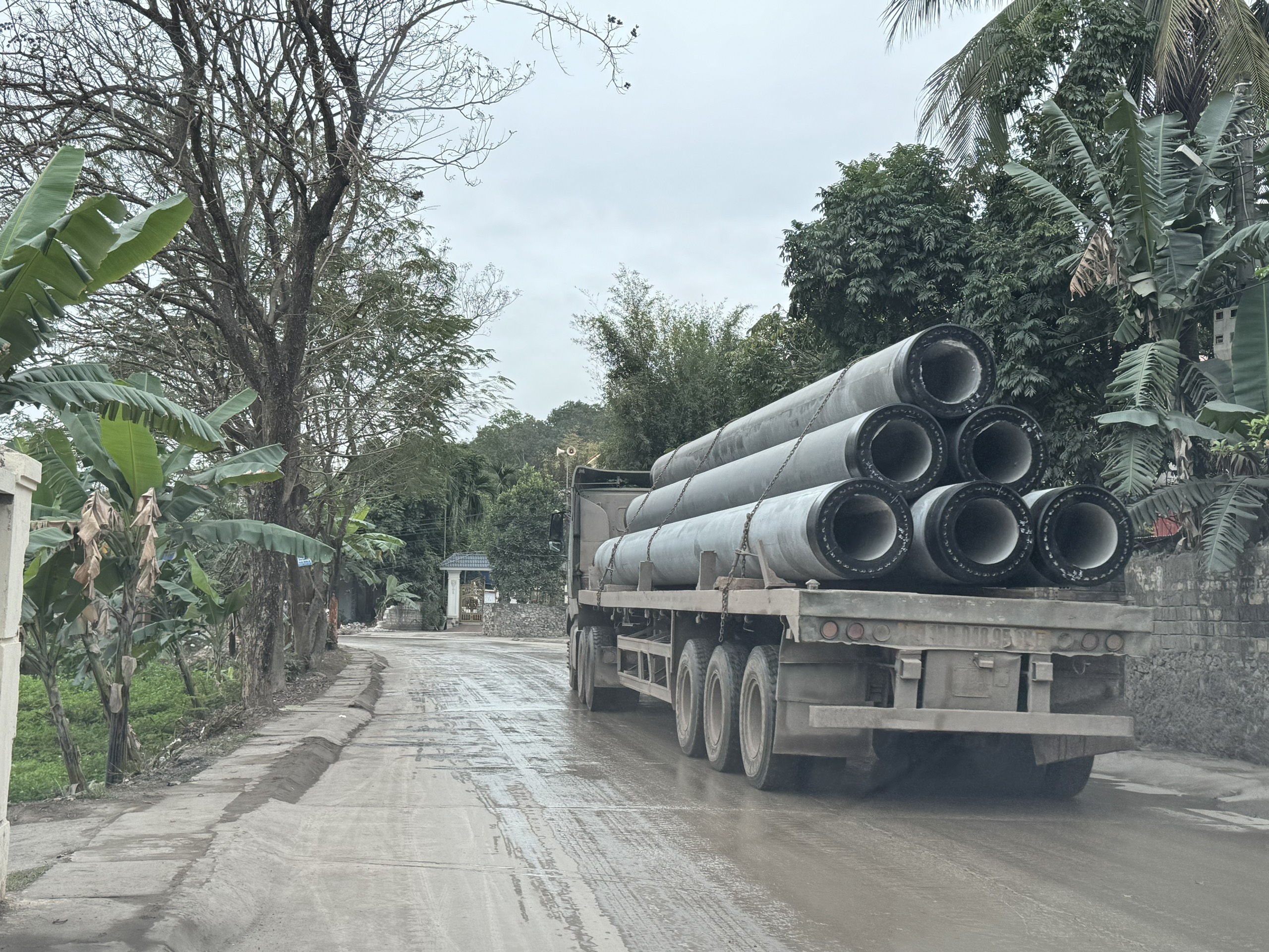 Hải Ph&ograve;ng: Bất an xe chở cọc b&ecirc; t&ocirc;ng ngh&ecirc;nh ngang khắp phố- Ảnh 3.
