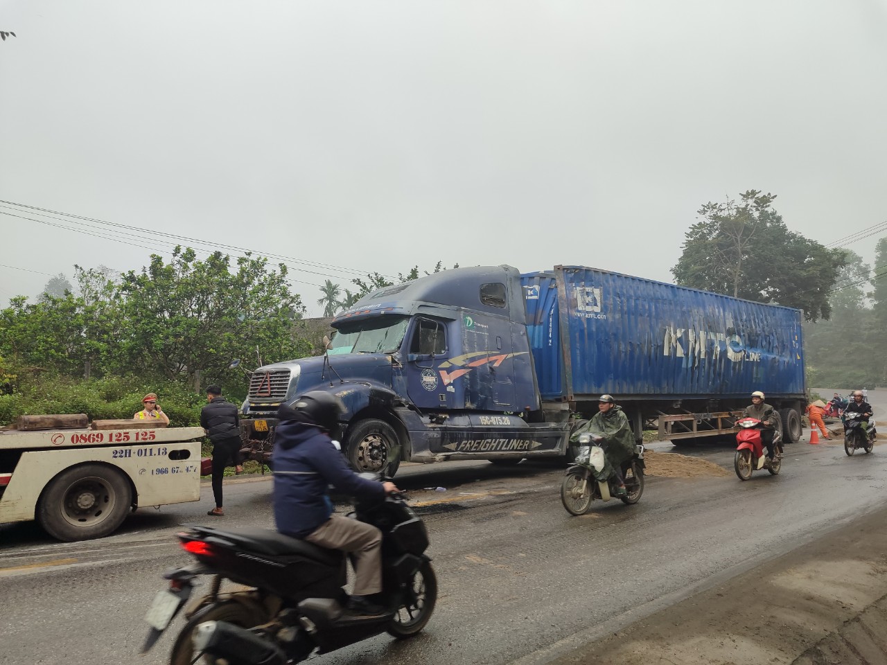 Tai nạn thảm khốc trên QL2 Tuyên Quang: Xe khách và xe container có còn hạn kiểm định?- Ảnh 2. Tai nạn thảm khốc trên QL2 Tuyên Quang: Xe khách và xe container có còn hạn kiểm định?- Ảnh 2.