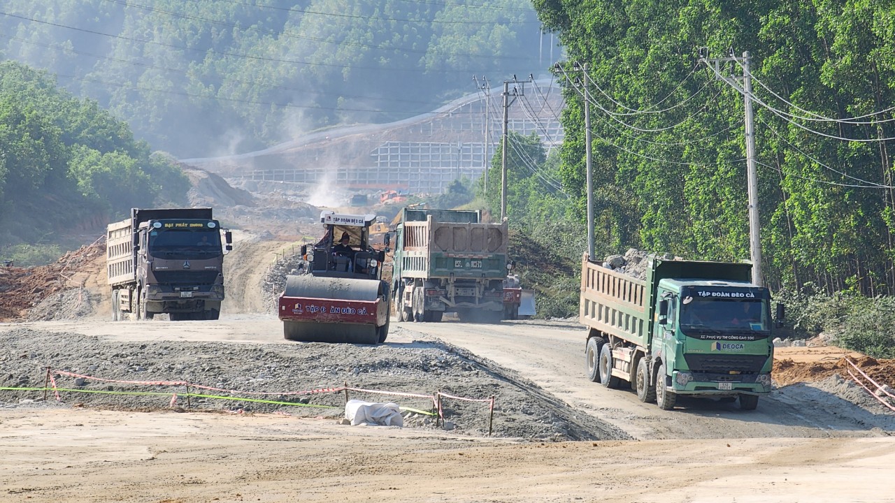 Bộ trưởng GTVT: Nỗ lực hơn nữa để ho&agrave;n th&agrave;nh cao tốc Quảng Ng&atilde;i - Ho&agrave;i Nhơn trước 8 th&aacute;ng- Ảnh 11.