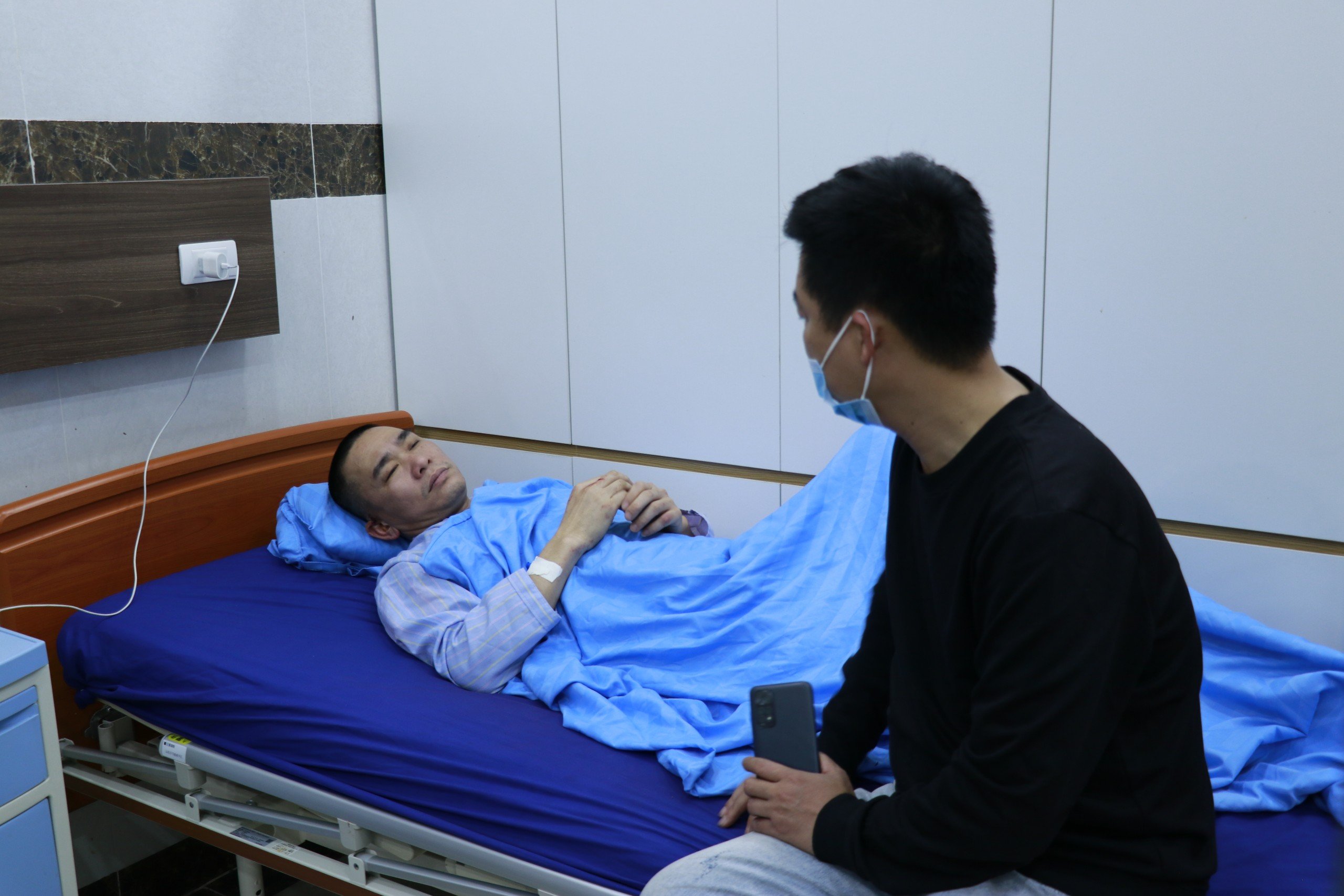 T&agrave;i xế xe kh&aacute;ch thất thần kể lại ph&uacute;t bị xe container lấn l&agrave;n, đ&acirc;m trực diện- Ảnh 1.