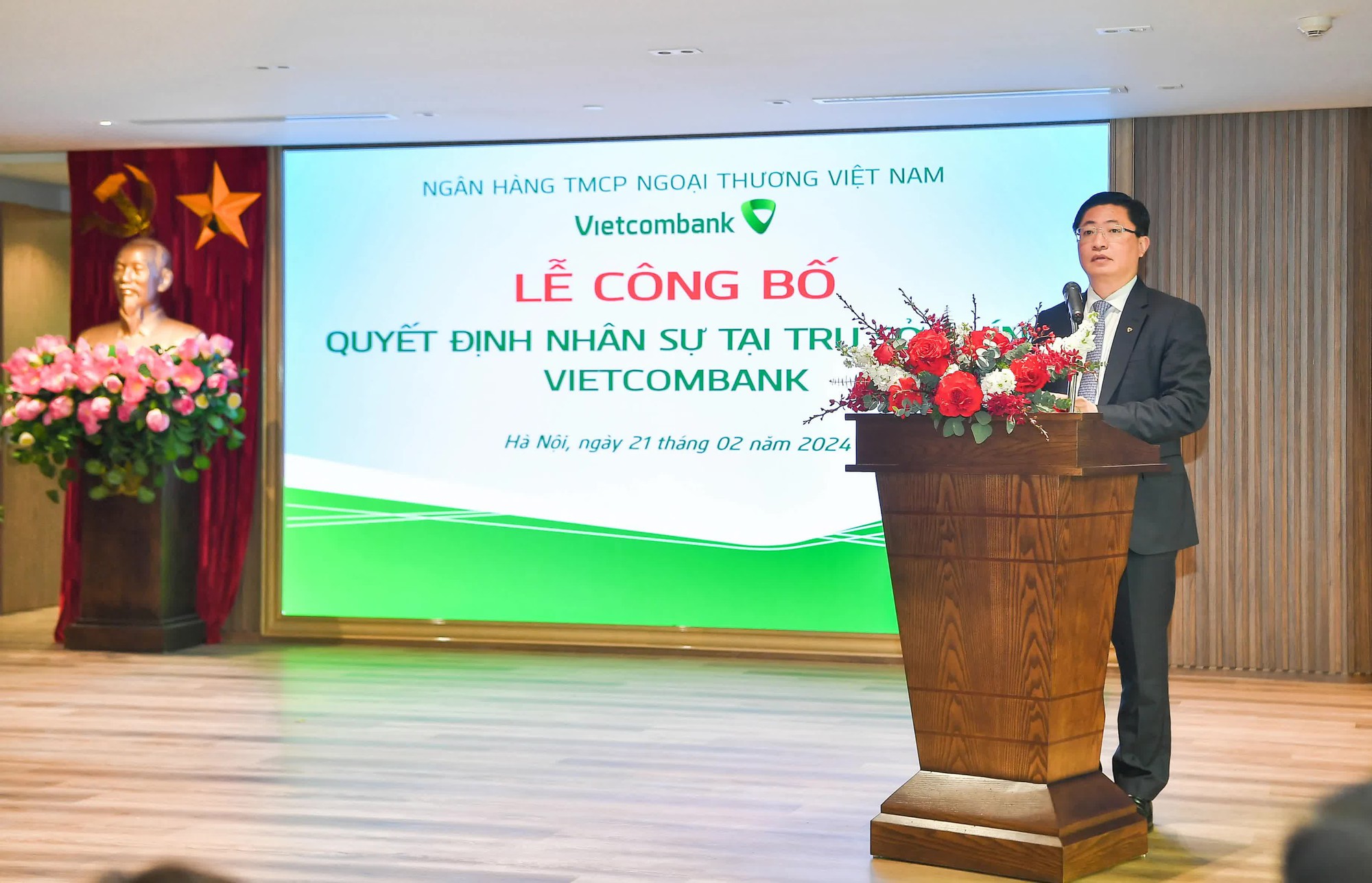 Vietcombank c&ocirc;ng bố c&aacute;c quyết định điều động v&agrave; bổ nhiệm nh&acirc;n sự l&atilde;nh đạo tại trụ sở ch&iacute;nh- Ảnh 2.