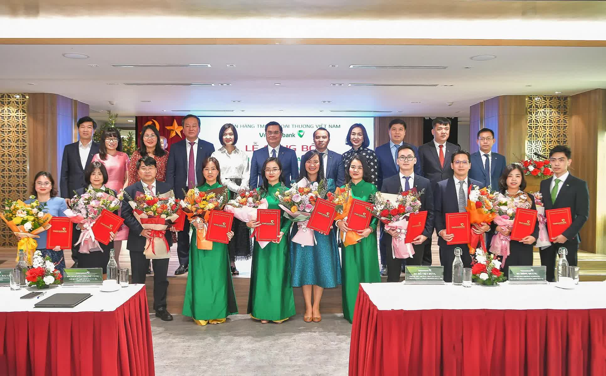 Vietcombank c&ocirc;ng bố c&aacute;c quyết định điều động v&agrave; bổ nhiệm nh&acirc;n sự l&atilde;nh đạo tại trụ sở ch&iacute;nh- Ảnh 7.