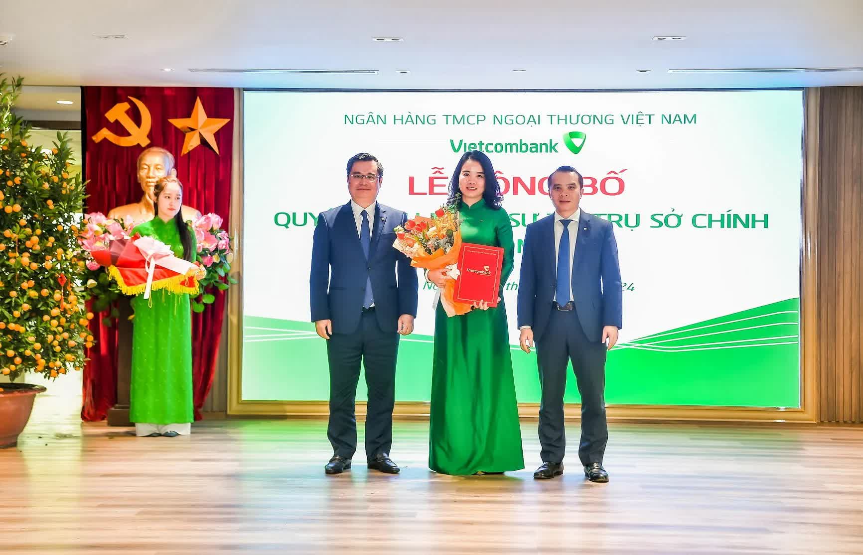 Vietcombank c&ocirc;ng bố c&aacute;c quyết định điều động v&agrave; bổ nhiệm nh&acirc;n sự l&atilde;nh đạo tại trụ sở ch&iacute;nh- Ảnh 6.