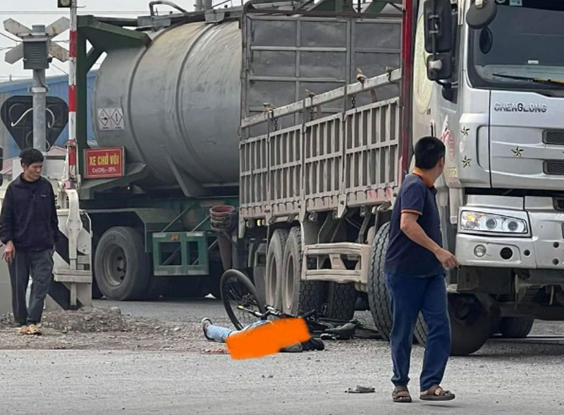 Hiện trường vụ tai nạn khiến người đ&agrave;n &ocirc;ng tử vong thương t&acirc;m.