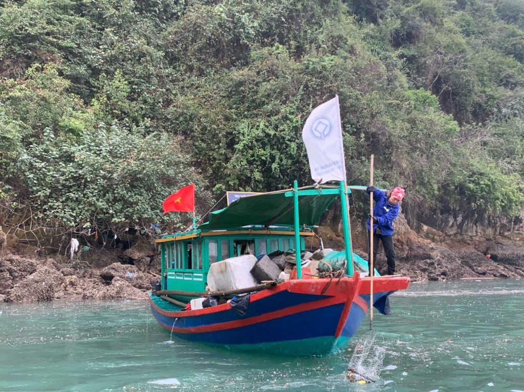 Khẩn trương xử lý phao xốp bủa vây vịnh Hạ Long- Ảnh 2. Khẩn trương xử lý phao xốp bủa vây vịnh Hạ Long- Ảnh 2.