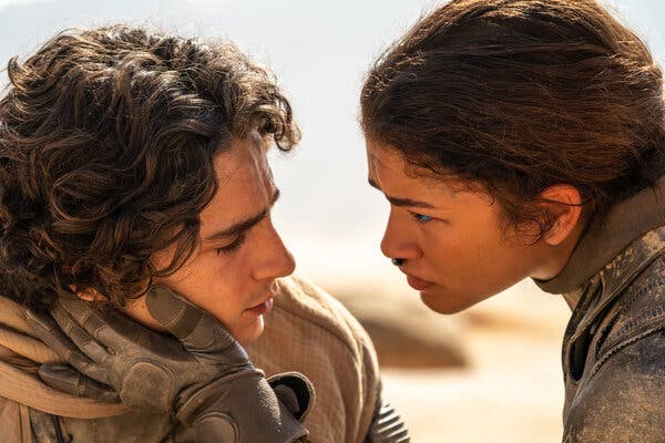 Timoth&eacute;e Chalamet trong vai Paul Atreides v&agrave; Zendaya trong vai Chani.