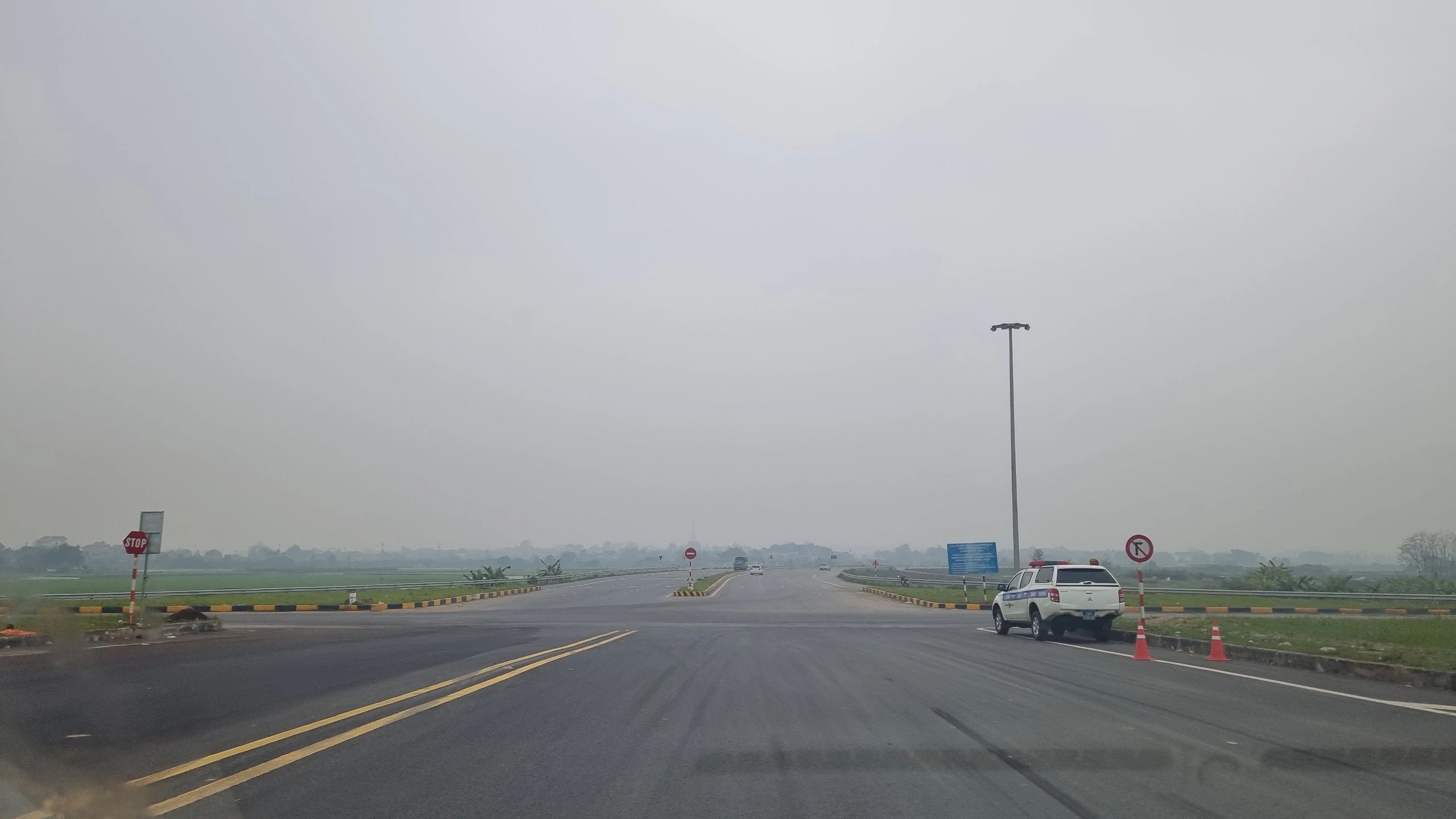 Đề xuất lắp cụm đèn tín hiệu giao thông tại ngã tư Đề xuất lắp cụm đèn tín hiệu giao thông tại ngã tư