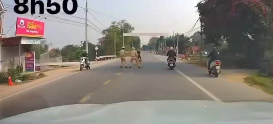 Tạm giữ đối tượng đ&acirc;m thẳng xe v&agrave;o tổ tuần tra l&agrave;m một CSGT bị thương- Ảnh 1.