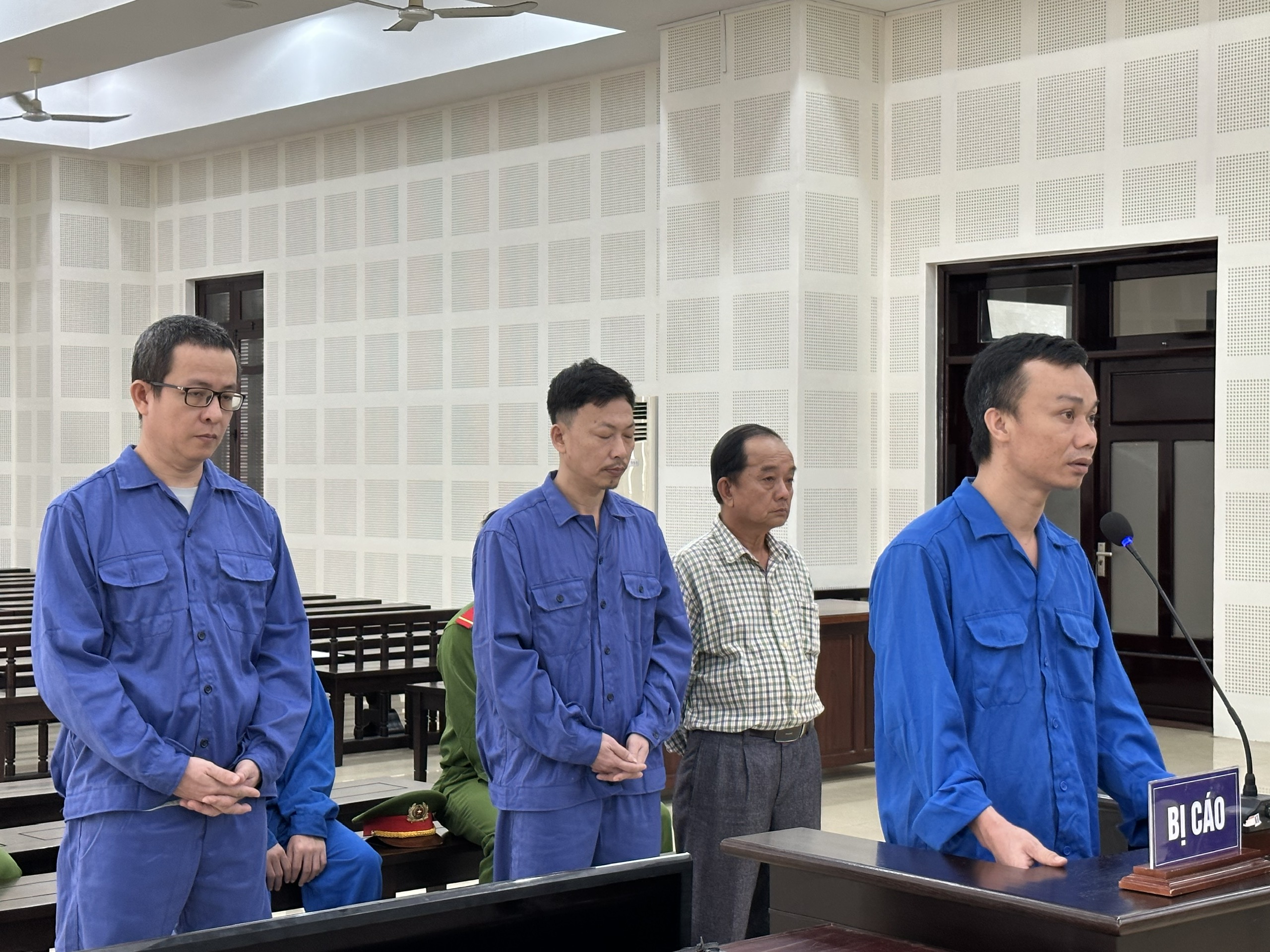 L&atilde;nh đạo trung t&acirc;m đăng kiểm c&ugrave;ng c&aacute;c c&ograve; hối lộ l&atilde;nh &aacute;n t&ugrave;- Ảnh 1.