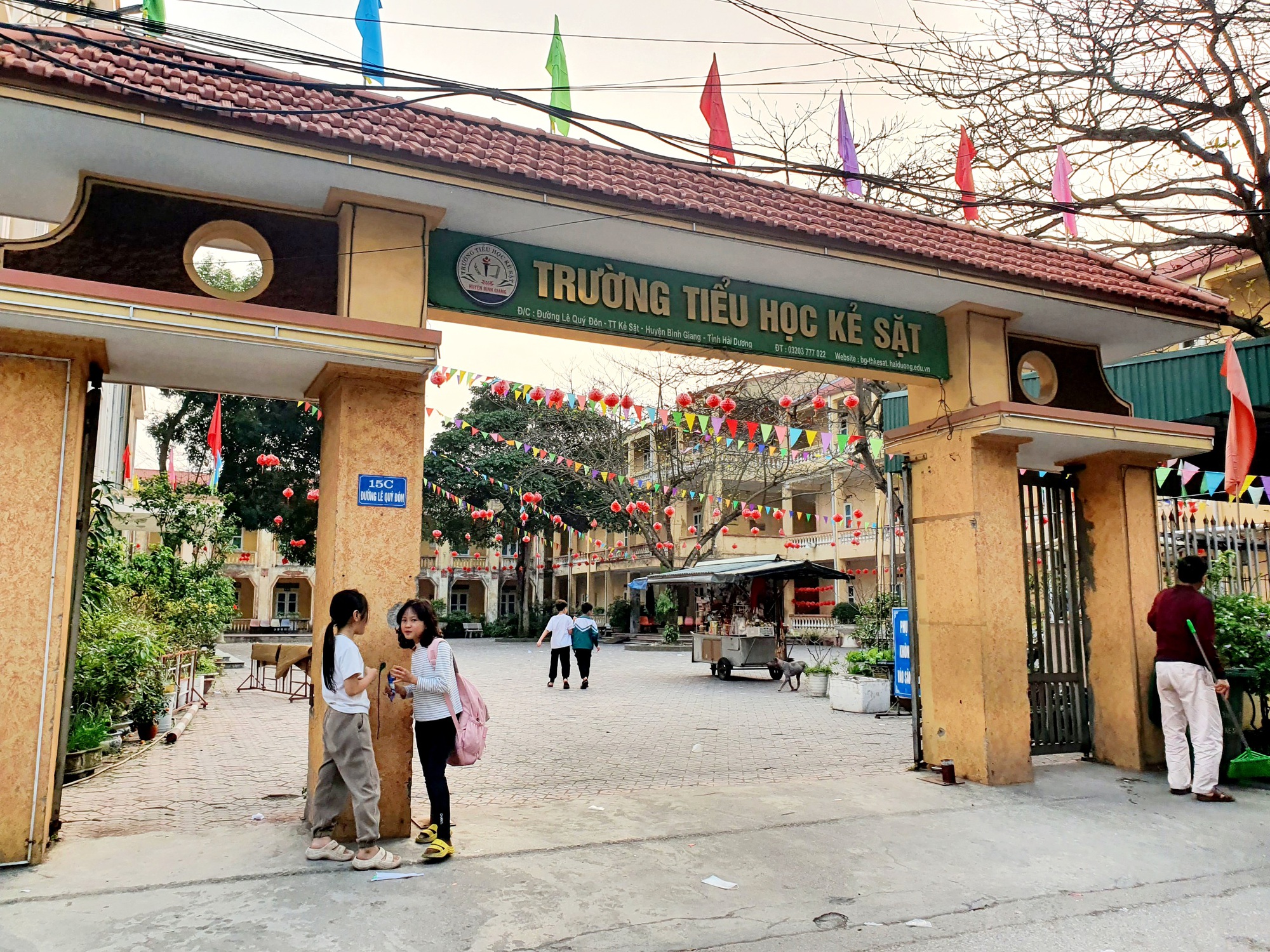 Bất ngờ cảnh học sinh vượt s&ocirc;ng đến trường ở một khu d&acirc;n cư sầm uất- Ảnh 10.