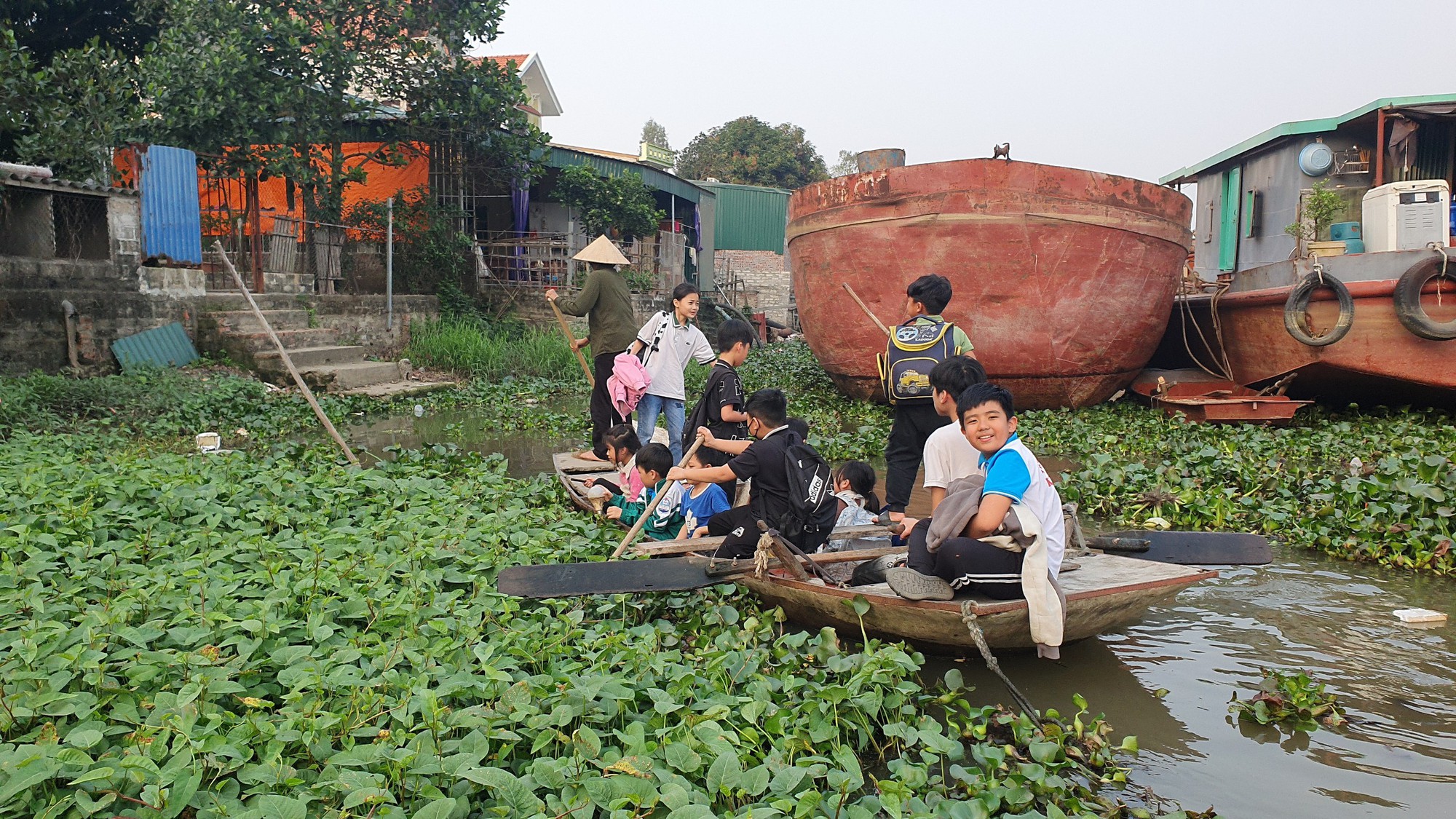 Bất ngờ cảnh học sinh vượt s&ocirc;ng đến trường ở một khu d&acirc;n cư sầm uất- Ảnh 9.