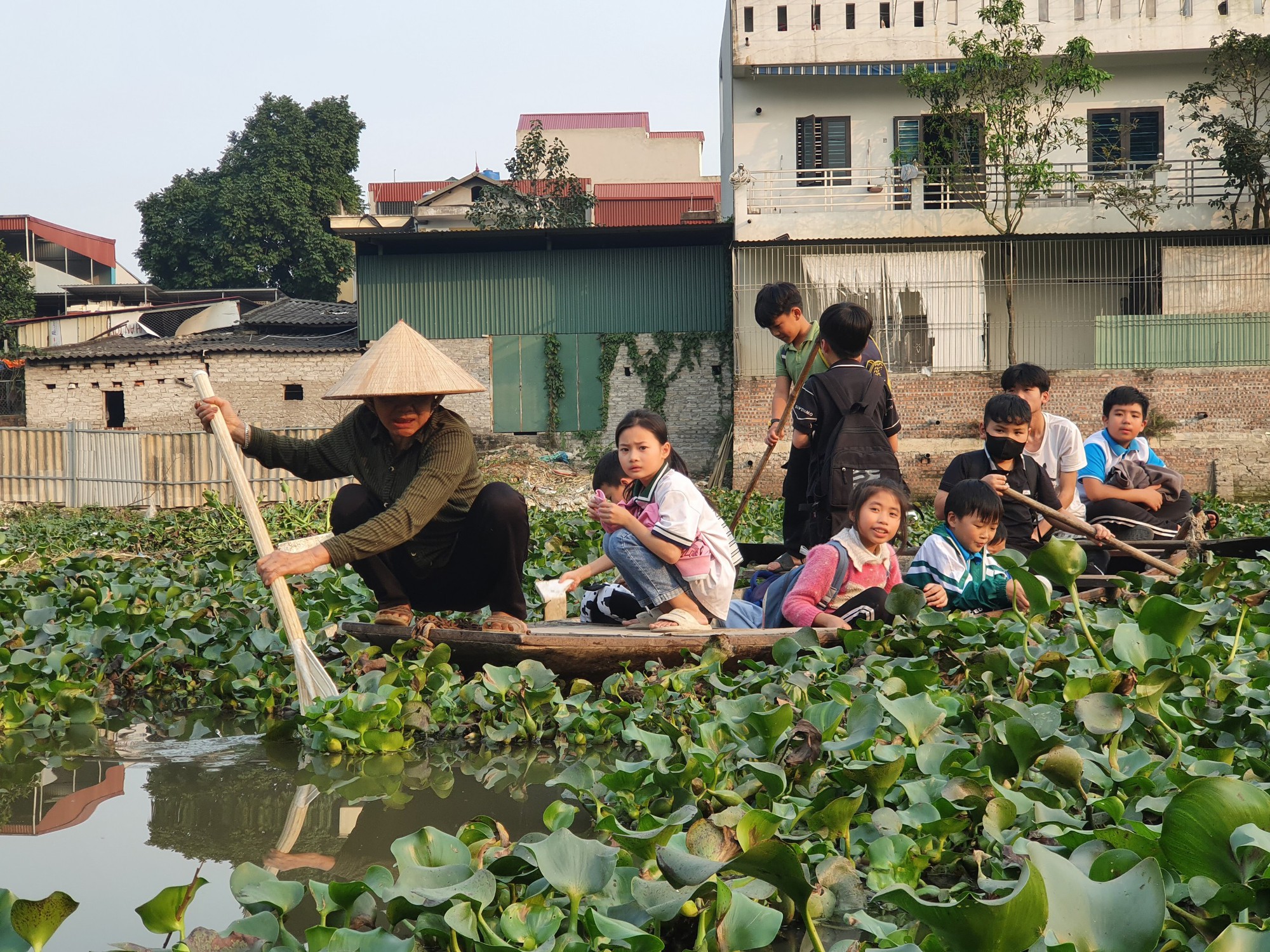 Bất ngờ cảnh học sinh vượt s&ocirc;ng đến trường ở một khu d&acirc;n cư sầm uất- Ảnh 6.