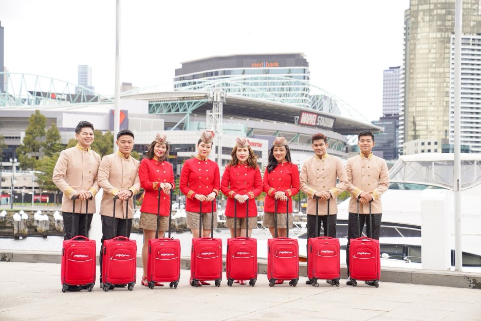 Rạng rỡ hình ảnh phi hành đoàn Vietjet tại Melbourne- Ảnh 4. A group of people standing in front of luggage Description automatically generated