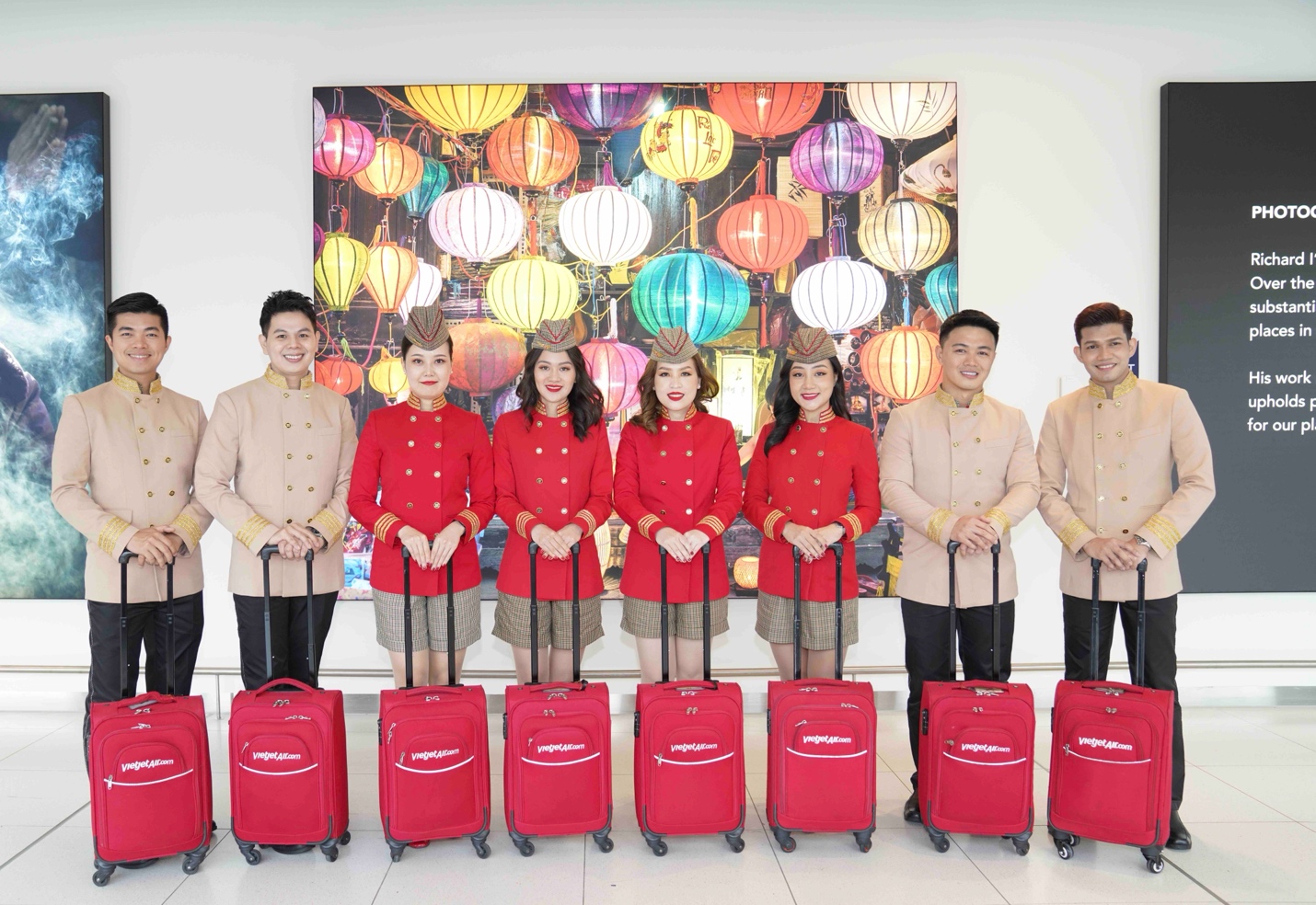 Rạng rỡ hình ảnh phi hành đoàn Vietjet tại Melbourne- Ảnh 7. A group of people standing with luggage Description automatically generated