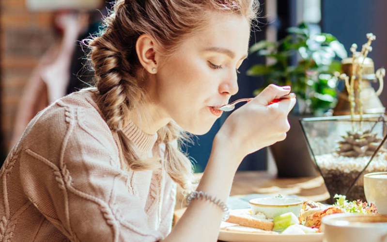 Phụ nữ tuổi 50 c&oacute; '4 m&oacute;n phải tr&aacute;nh - 2 m&oacute;n n&ecirc;n ăn nhiều' để sống khỏe, trẻ l&acirc;u
