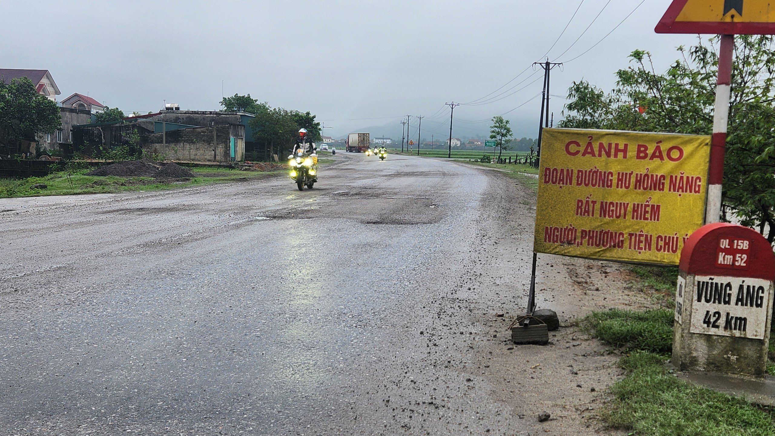 Đường ven biển H&agrave; Tĩnh xuống cấp: V&igrave; sao chưa được sửa chữa?- Ảnh 1.