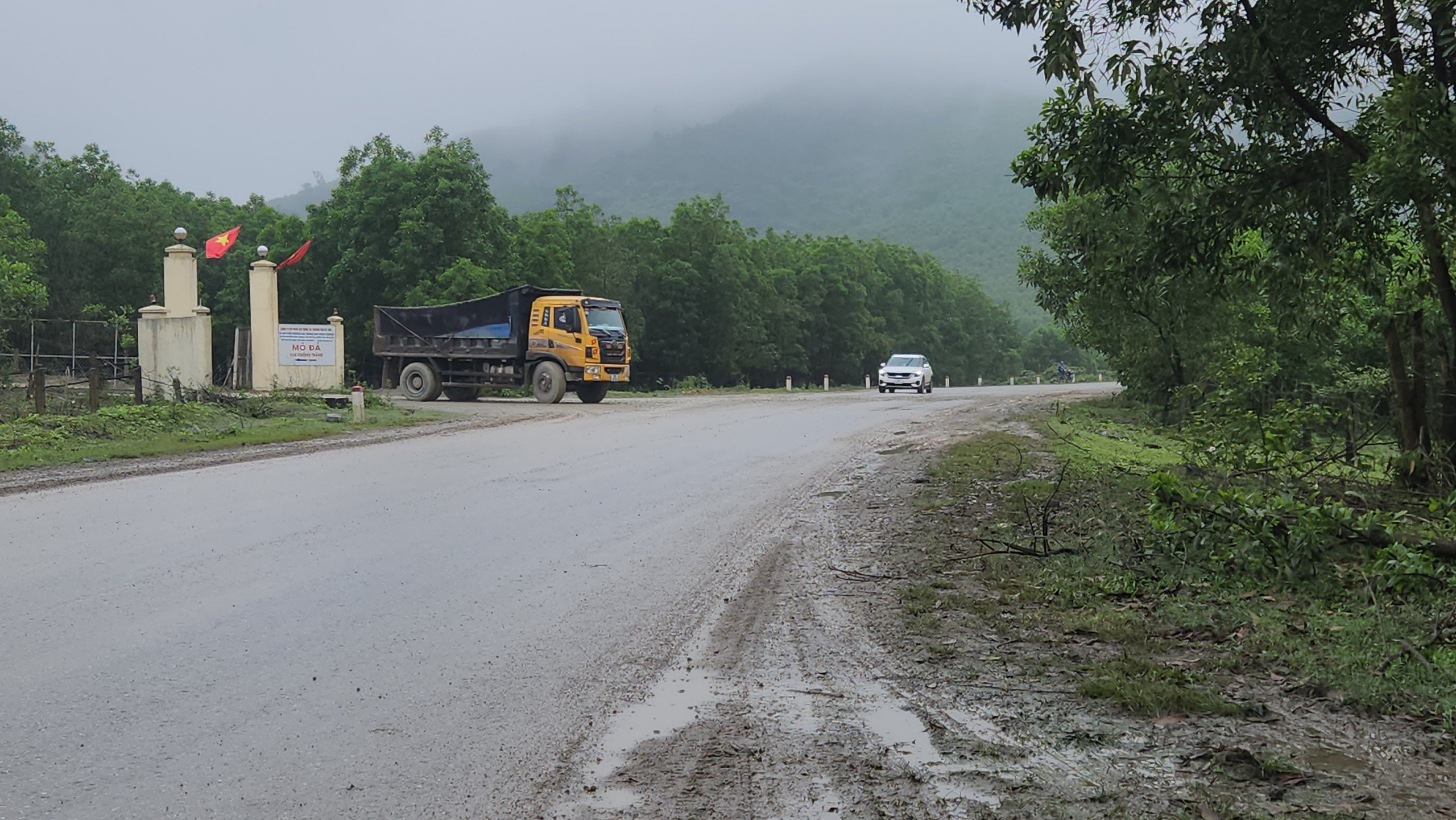 Đường ven biển H&agrave; Tĩnh xuống cấp: V&igrave; sao chưa được sửa chữa?- Ảnh 8.