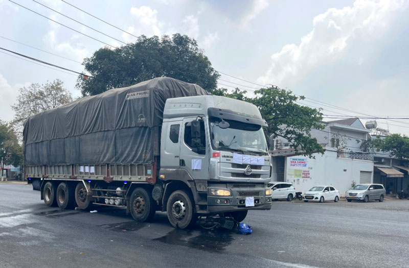 Hiện trường xe đạp nằm lọt dưới gầm &ocirc; t&ocirc; tải.