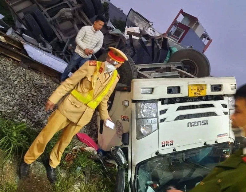 C&uacute; va chạm khiến &ocirc; t&ocirc; tải bị đẩy đi xa cả chục m&eacute;t.