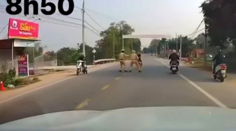 Thời điểm đối tượng đâm xe vào tổ công tác CSGT huyện Hiệp Hòa, Bắc Giang - Ảnh cắt từ clip. Thời điểm đối tượng đâm xe vào tổ công tác CSGT huyện Hiệp Hòa, Bắc Giang - Ảnh cắt từ clip.