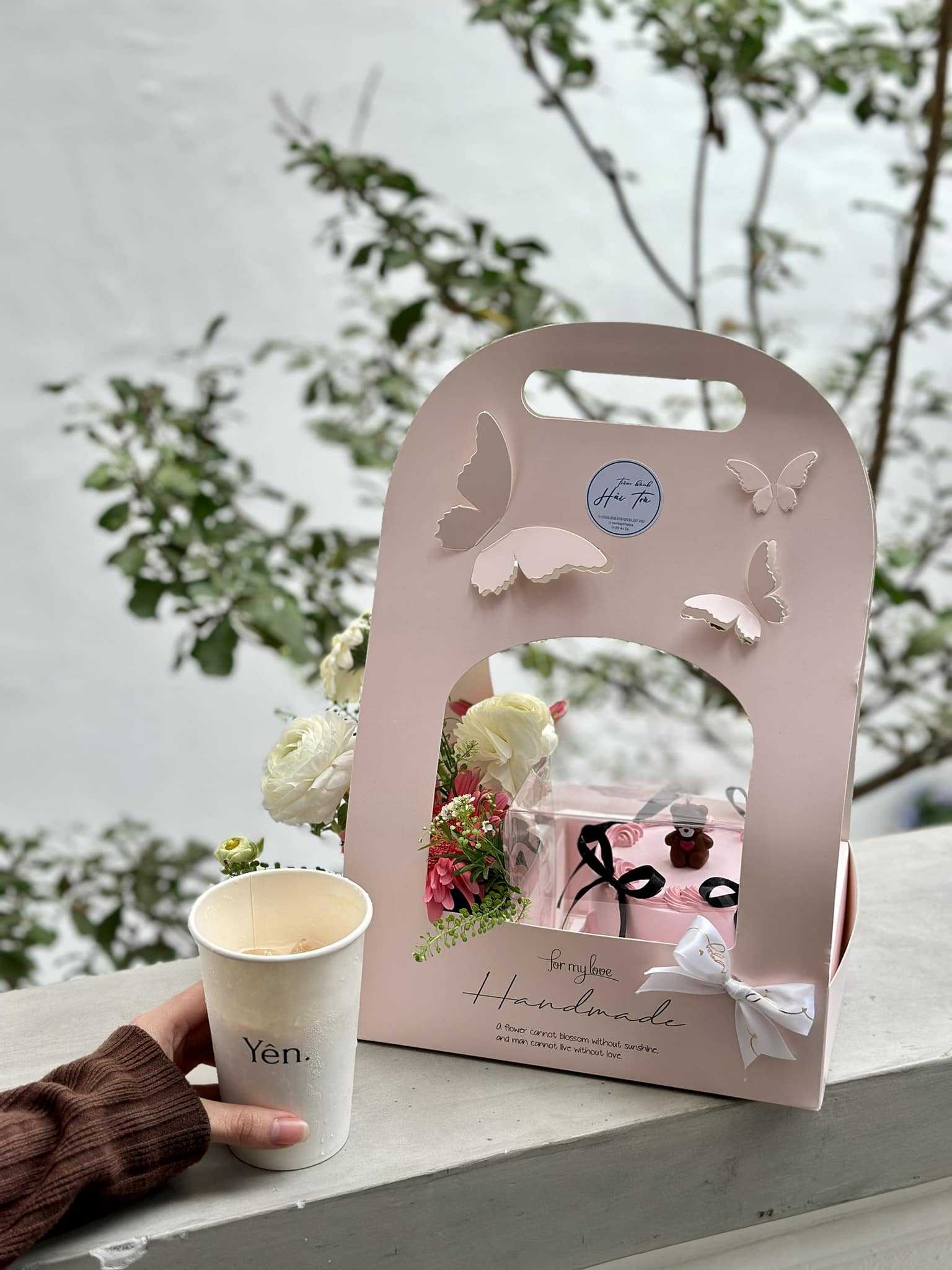 Hoa kết hợp b&aacute;nh kem, nến thơm h&uacute;t kh&aacute;ch dịp 8/3- Ảnh 4.