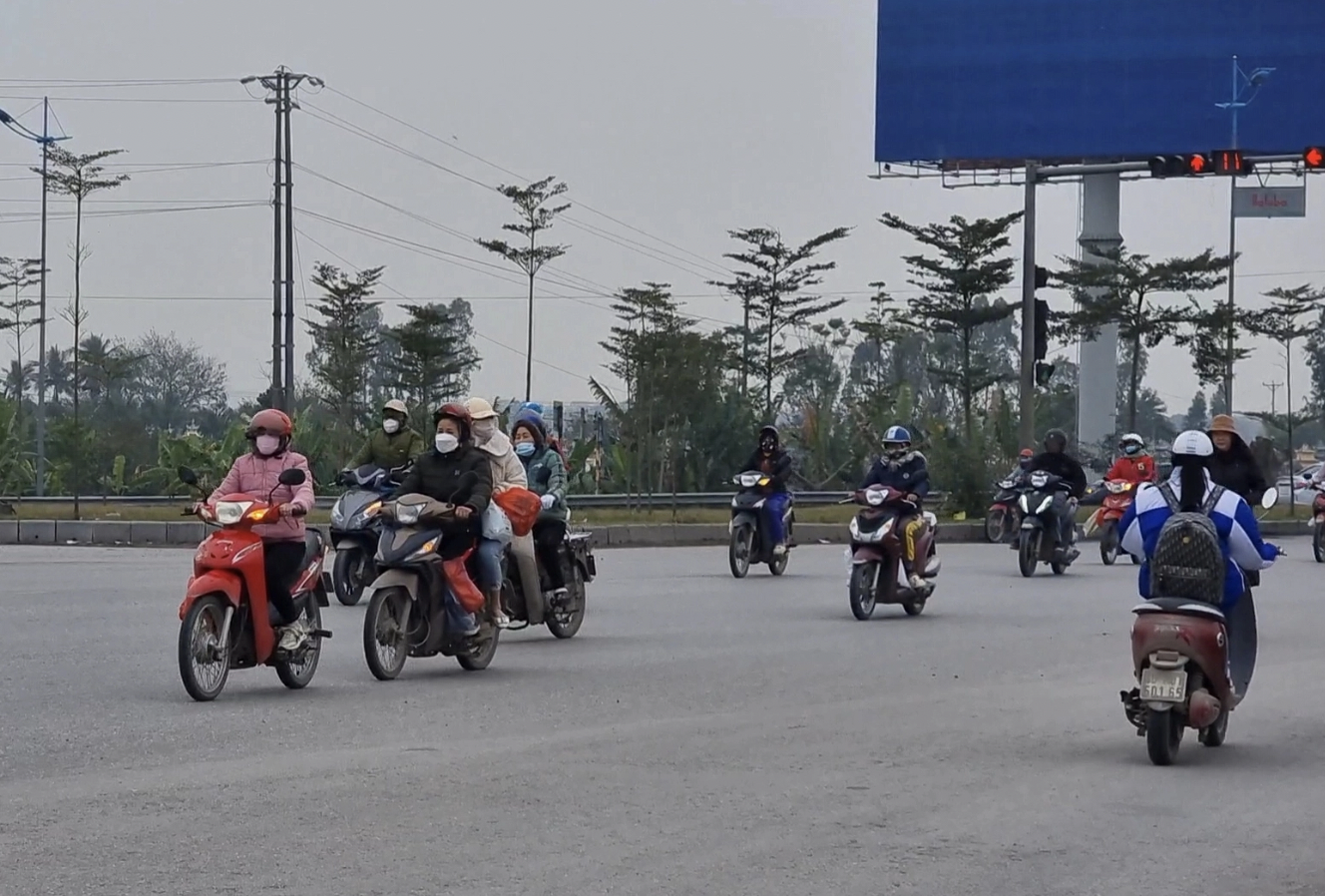 C&ocirc;ng an Thanh H&oacute;a xử l&yacute; xe m&aacute;y vượt đ&egrave;n đỏ tr&ecirc;n QL1 sau phản &aacute;nh- Ảnh 2.