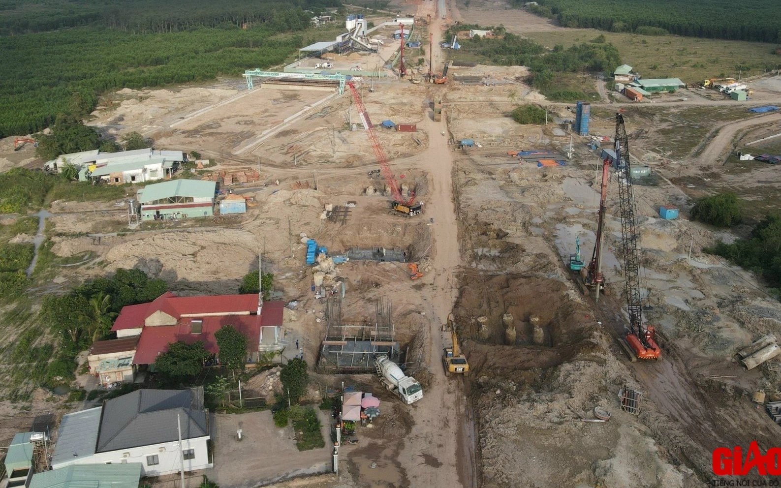 Hối hả tr&ecirc;n c&ocirc;ng trường đường kết nối s&acirc;n bay Long Th&agrave;nh ng&agrave;y nắng gắt