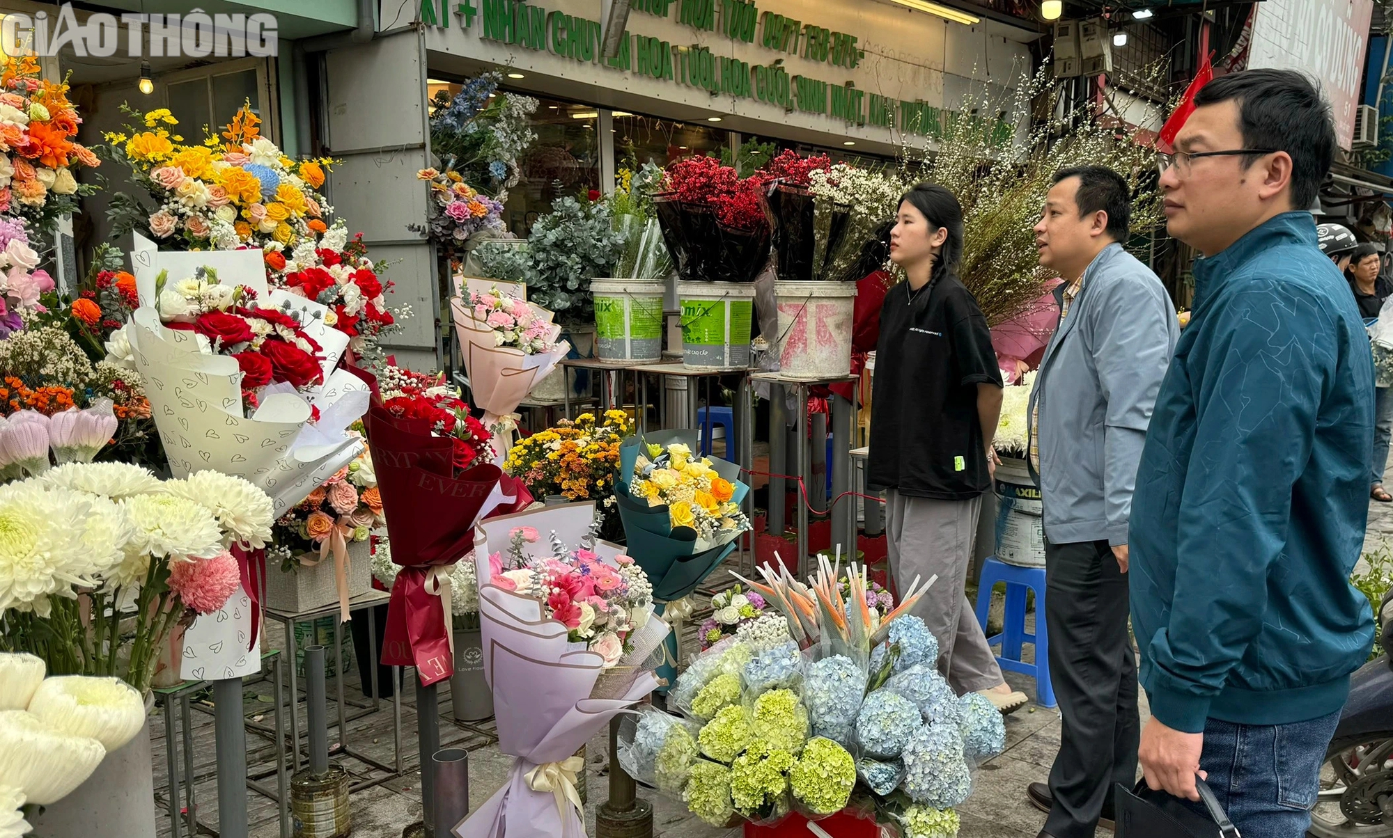 Hoa tươi đắt kh&aacute;ch dịp 8/3, nhiều cửa h&agrave;ng ngừng nhận đơn online- Ảnh 1.