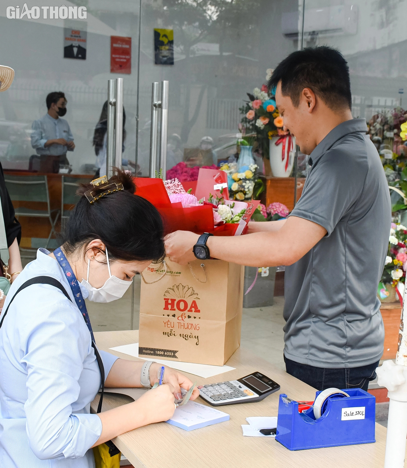 Hoa tươi đắt kh&aacute;ch dịp 8/3, nhiều cửa h&agrave;ng ngừng nhận đơn online- Ảnh 2.