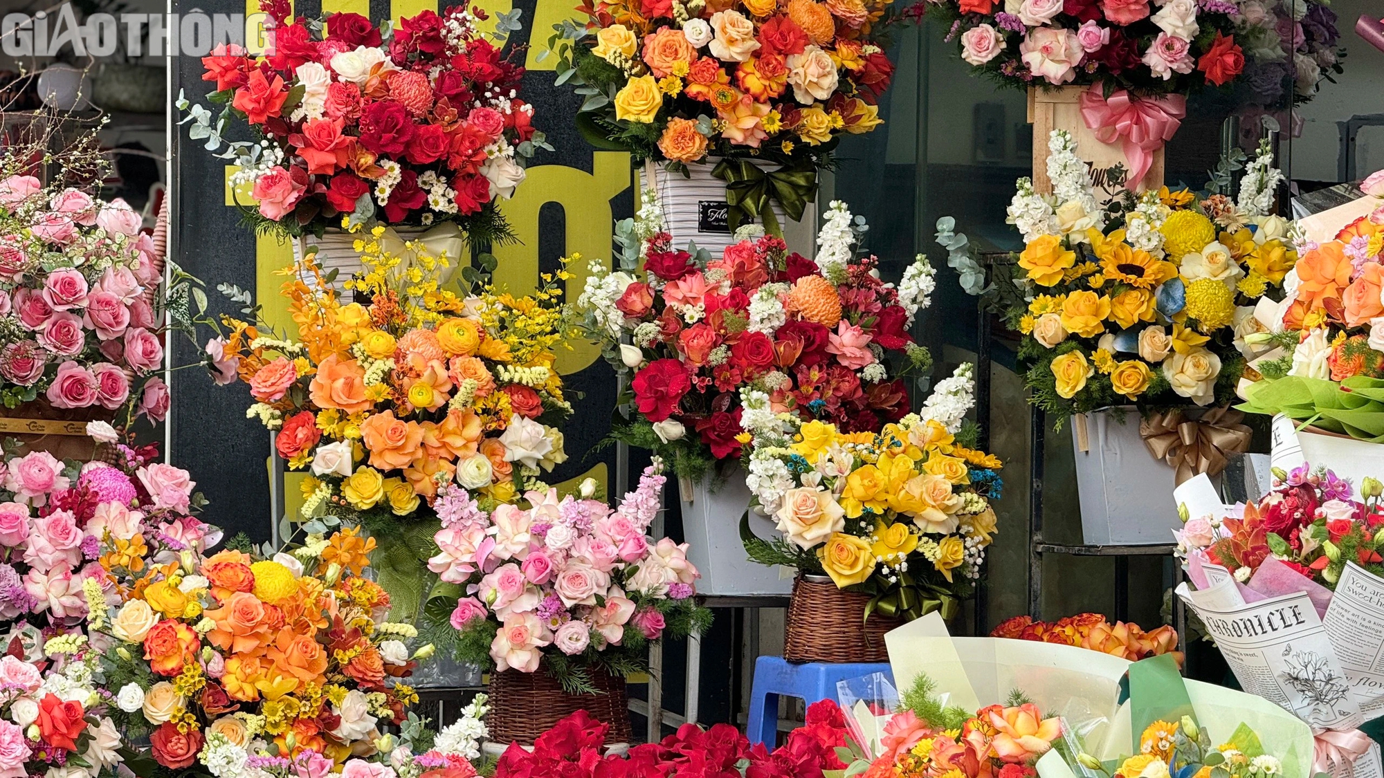Hoa tươi đắt kh&aacute;ch dịp 8/3, nhiều cửa h&agrave;ng ngừng nhận đơn online- Ảnh 3.