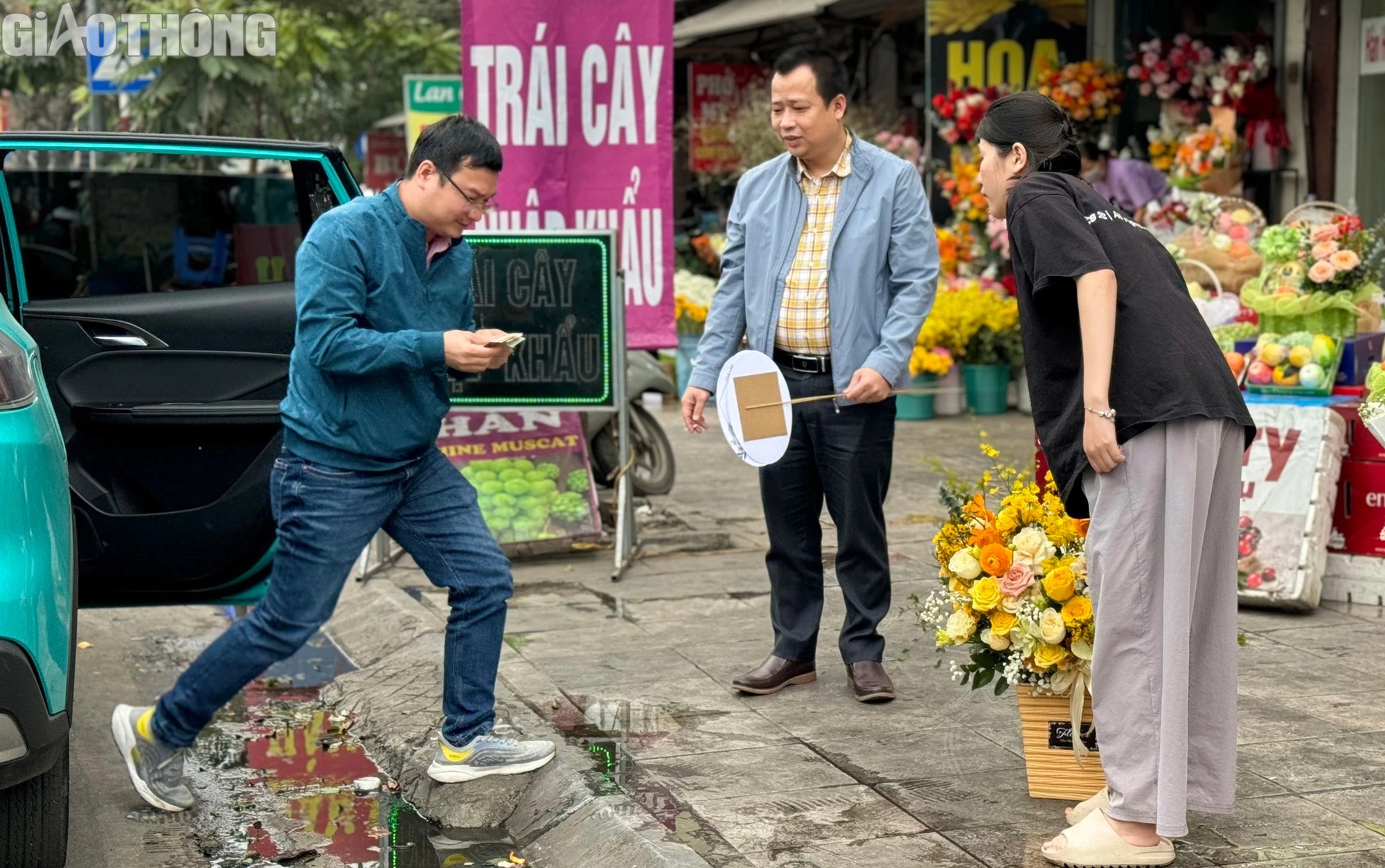 Hoa tươi đắt kh&aacute;ch dịp 8/3, nhiều cửa h&agrave;ng ngừng nhận đơn online- Ảnh 4.
