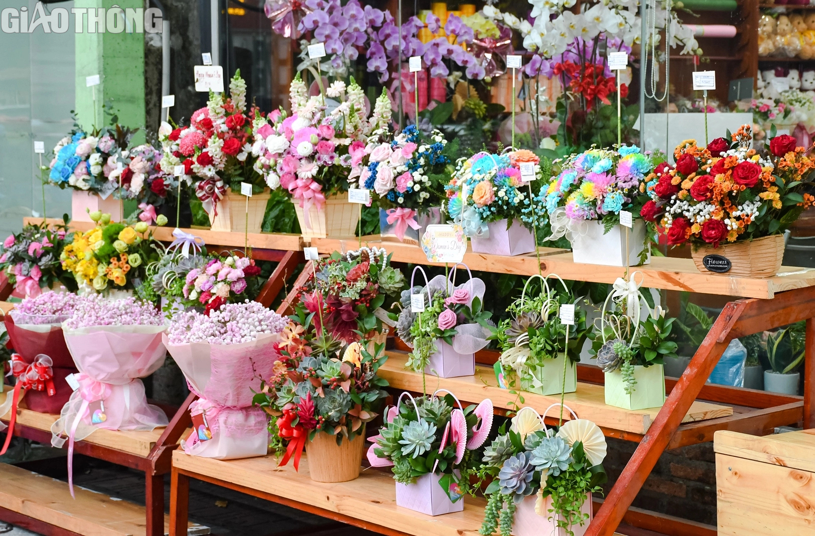 Hoa tươi đắt kh&aacute;ch dịp 8/3, nhiều cửa h&agrave;ng ngừng nhận đơn online- Ảnh 9.