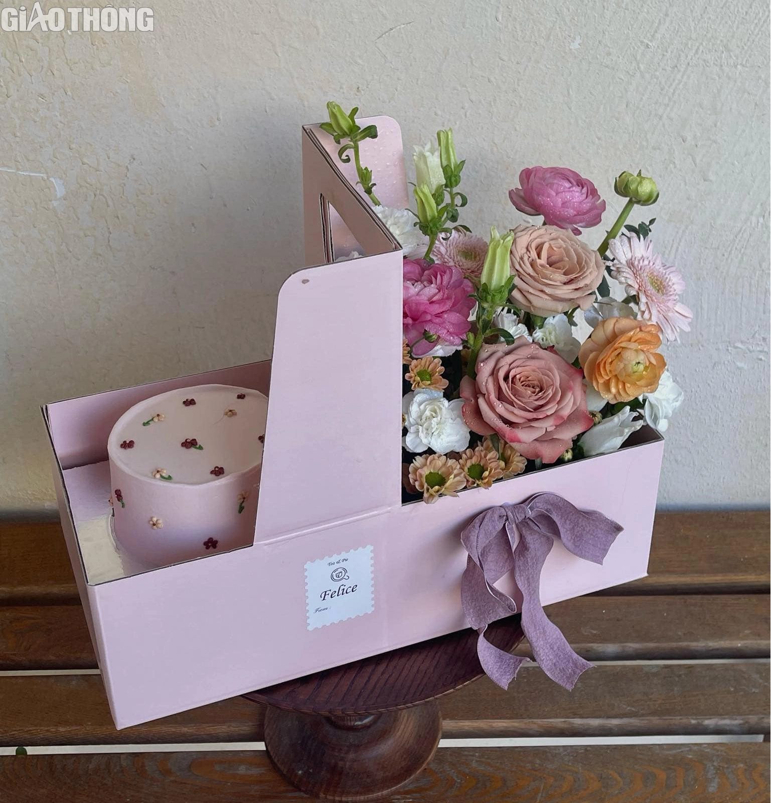 Hoa kết hợp b&aacute;nh kem, nến thơm h&uacute;t kh&aacute;ch dịp 8/3- Ảnh 2.