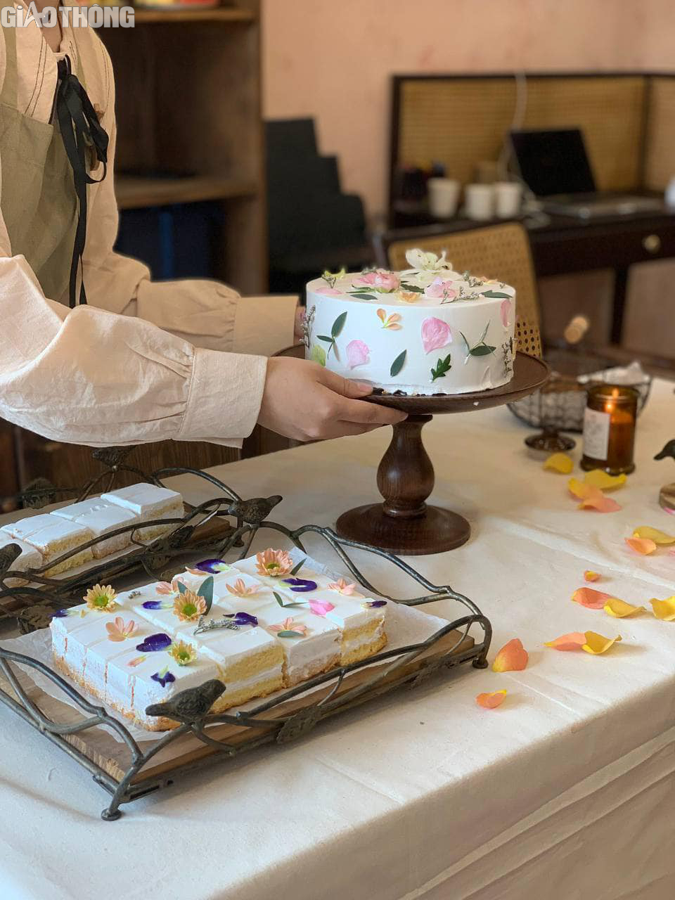 Hoa kết hợp b&aacute;nh kem, nến thơm h&uacute;t kh&aacute;ch dịp 8/3- Ảnh 3.