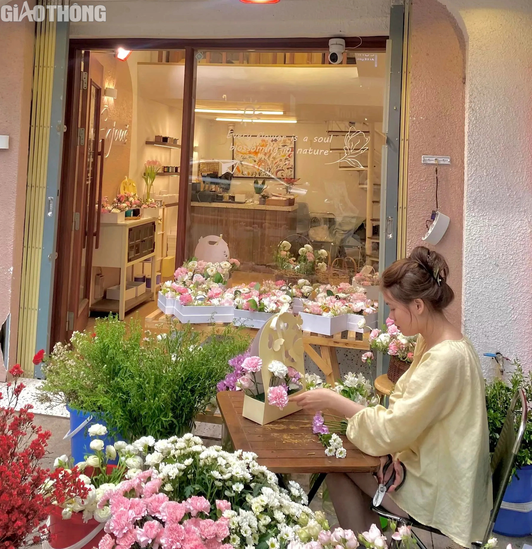 Hoa kết hợp b&aacute;nh kem, nến thơm h&uacute;t kh&aacute;ch dịp 8/3- Ảnh 6.