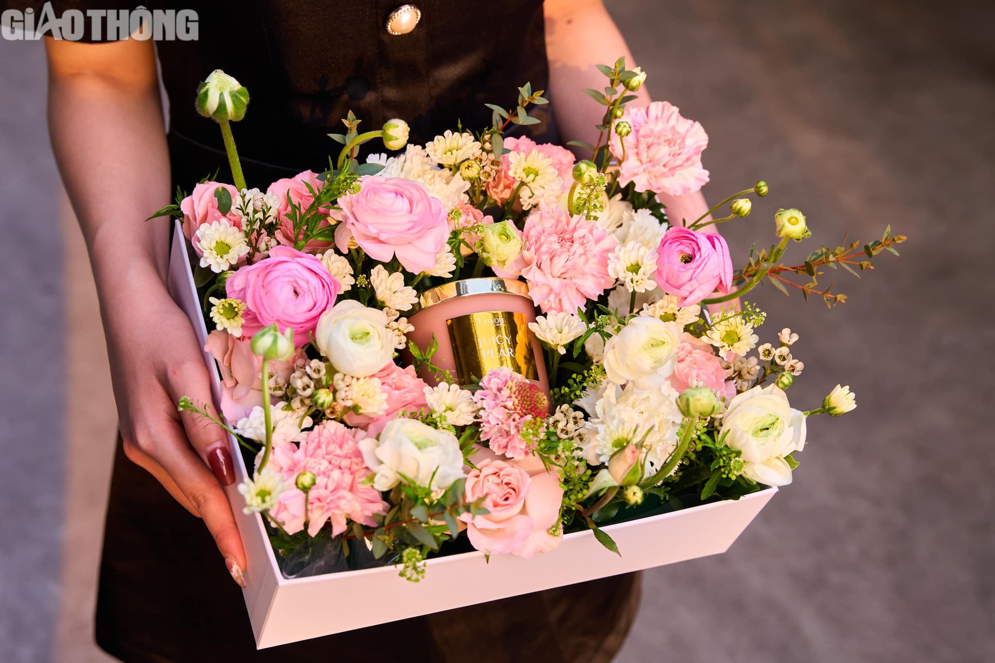 Hoa kết hợp b&aacute;nh kem, nến thơm h&uacute;t kh&aacute;ch dịp 8/3- Ảnh 7.