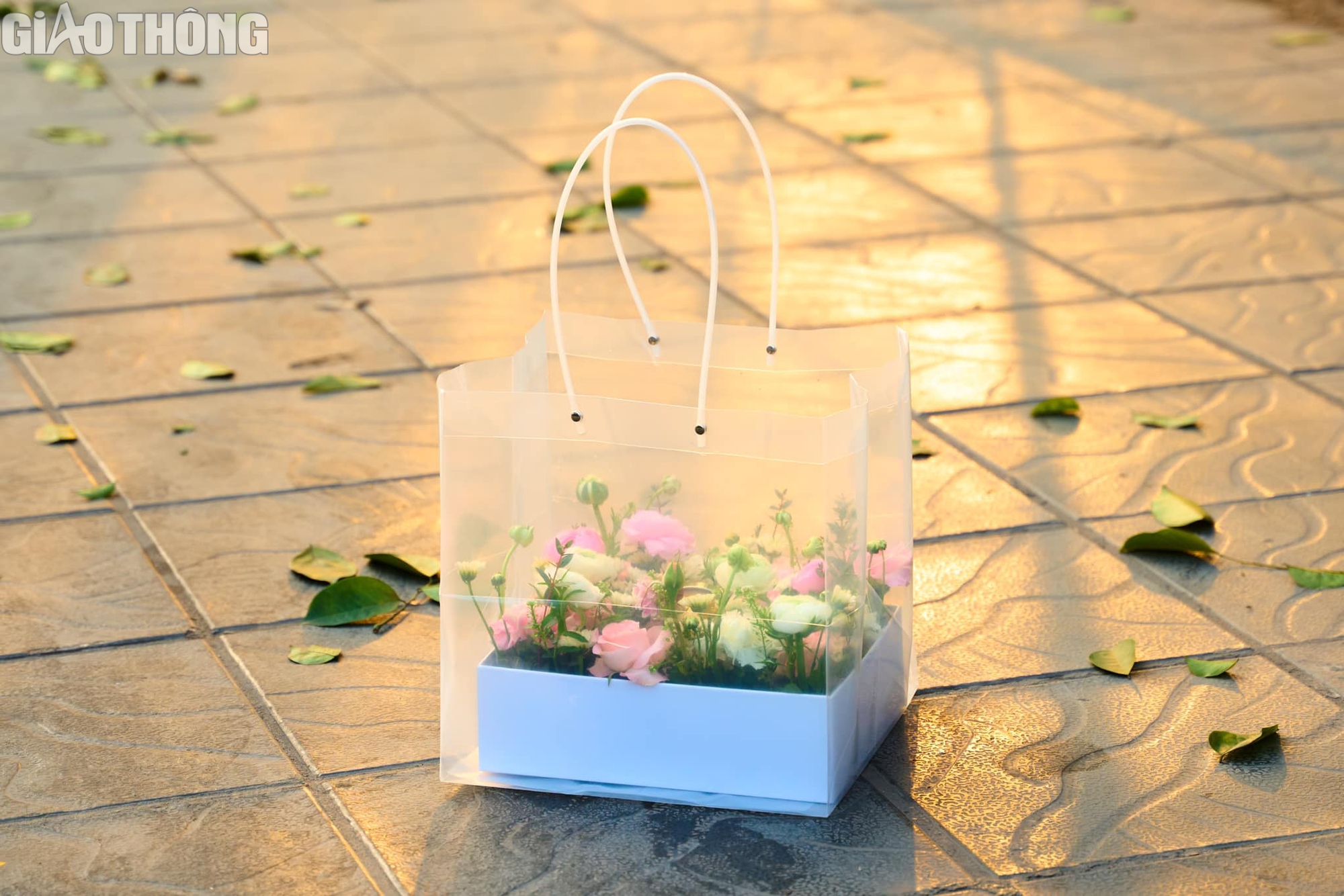 Hoa kết hợp b&aacute;nh kem, nến thơm h&uacute;t kh&aacute;ch dịp 8/3- Ảnh 10.