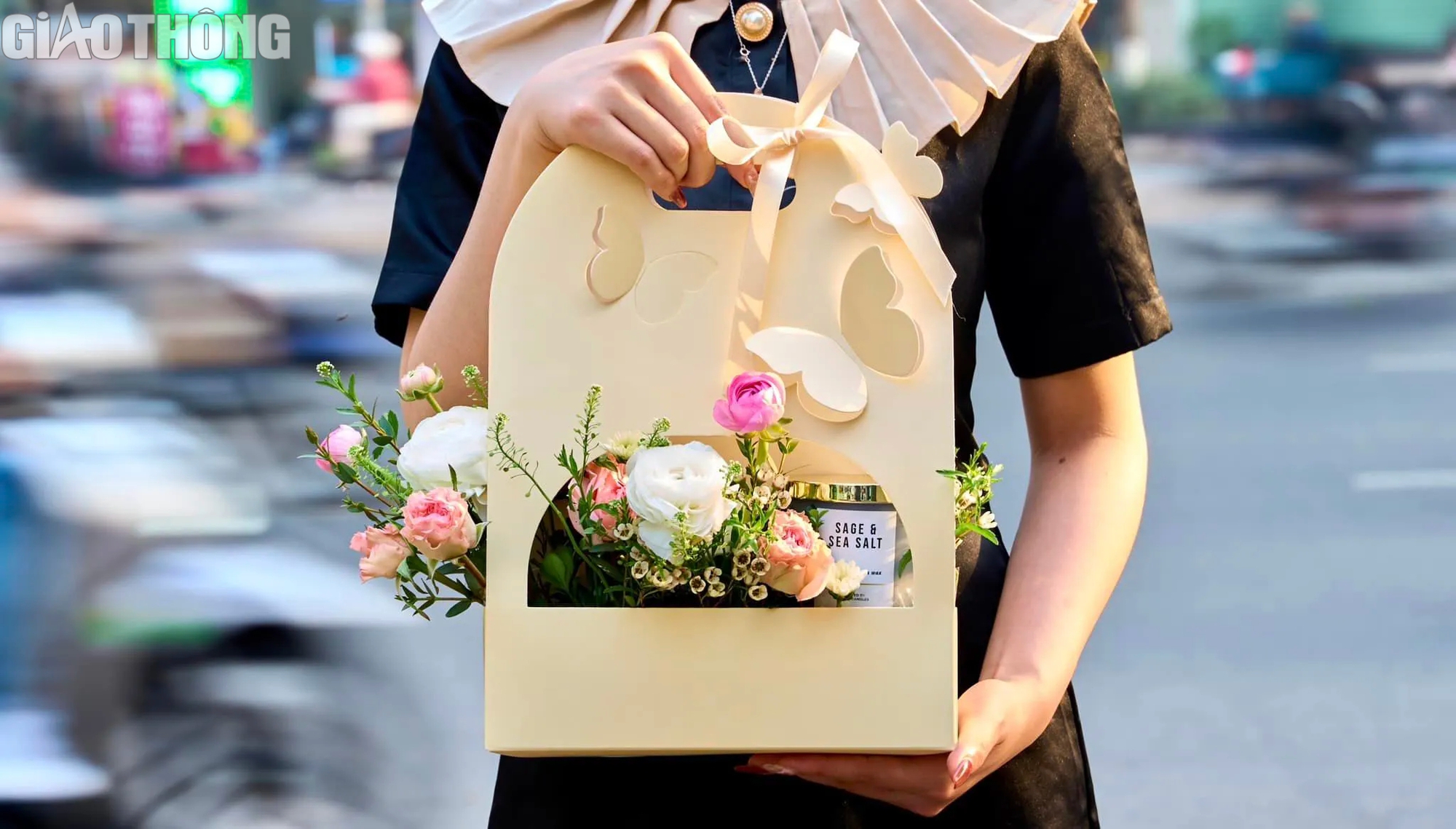 Hoa kết hợp b&aacute;nh kem, nến thơm h&uacute;t kh&aacute;ch dịp 8/3- Ảnh 9.