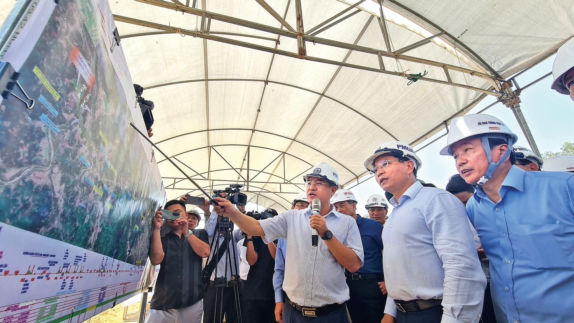 Chuyến kiểm tra thực địa và 3 thông điệp của Bộ trưởng- Ảnh 3. Chuyến kiểm tra thực địa và 3 thông điệp của Bộ trưởng- Ảnh 3.