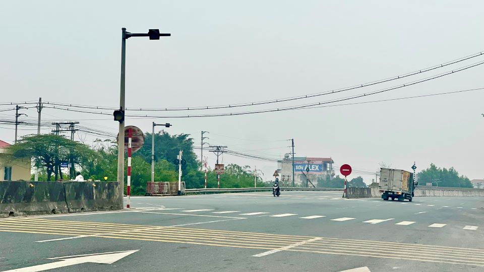 Nguy hiểm rình rập khi đèn tín hiệu giao thông trên QL1A dừng hoạt động- Ảnh 2. Nguy hiểm rình rập khi đèn tín hiệu giao thông trên QL1A dừng hoạt động- Ảnh 2.