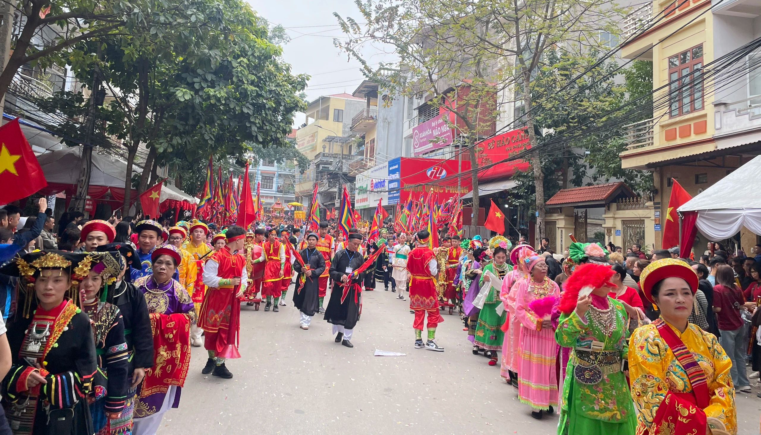 Vì sao hết tháng Giêng, lễ hội đền Kỳ Cùng - Tả Phủ ở Lạng Sơn vẫn chật kín khách?- Ảnh 2. Vì sao hết tháng Giêng, lễ hội đền Kỳ Cùng - Tả Phủ ở Lạng Sơn vẫn chật kín khách?- Ảnh 2.