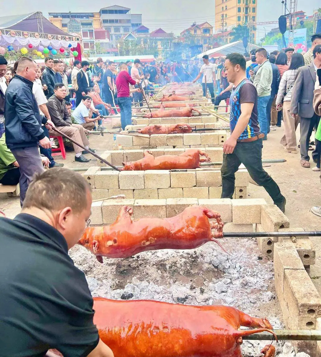 Vì sao hết tháng Giêng, lễ hội đền Kỳ Cùng - Tả Phủ ở Lạng Sơn vẫn chật kín khách?- Ảnh 7. Vì sao hết tháng Giêng, lễ hội đền Kỳ Cùng - Tả Phủ ở Lạng Sơn vẫn chật kín khách?- Ảnh 7.