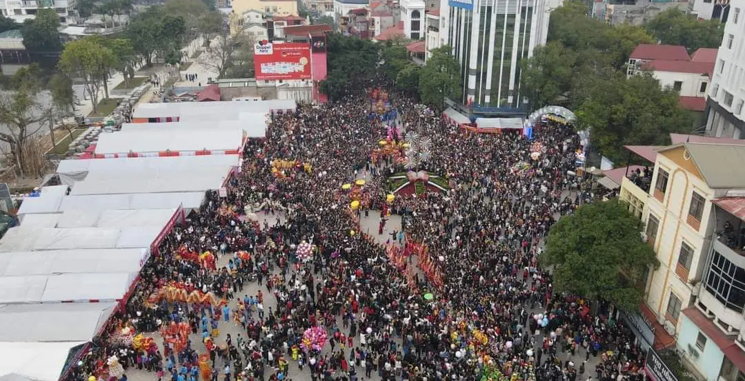 Vì sao hết tháng Giêng, lễ hội đền Kỳ Cùng - Tả Phủ ở Lạng Sơn vẫn chật kín khách?- Ảnh 4. Vì sao hết tháng Giêng, lễ hội đền Kỳ Cùng - Tả Phủ ở Lạng Sơn vẫn chật kín khách?- Ảnh 4.