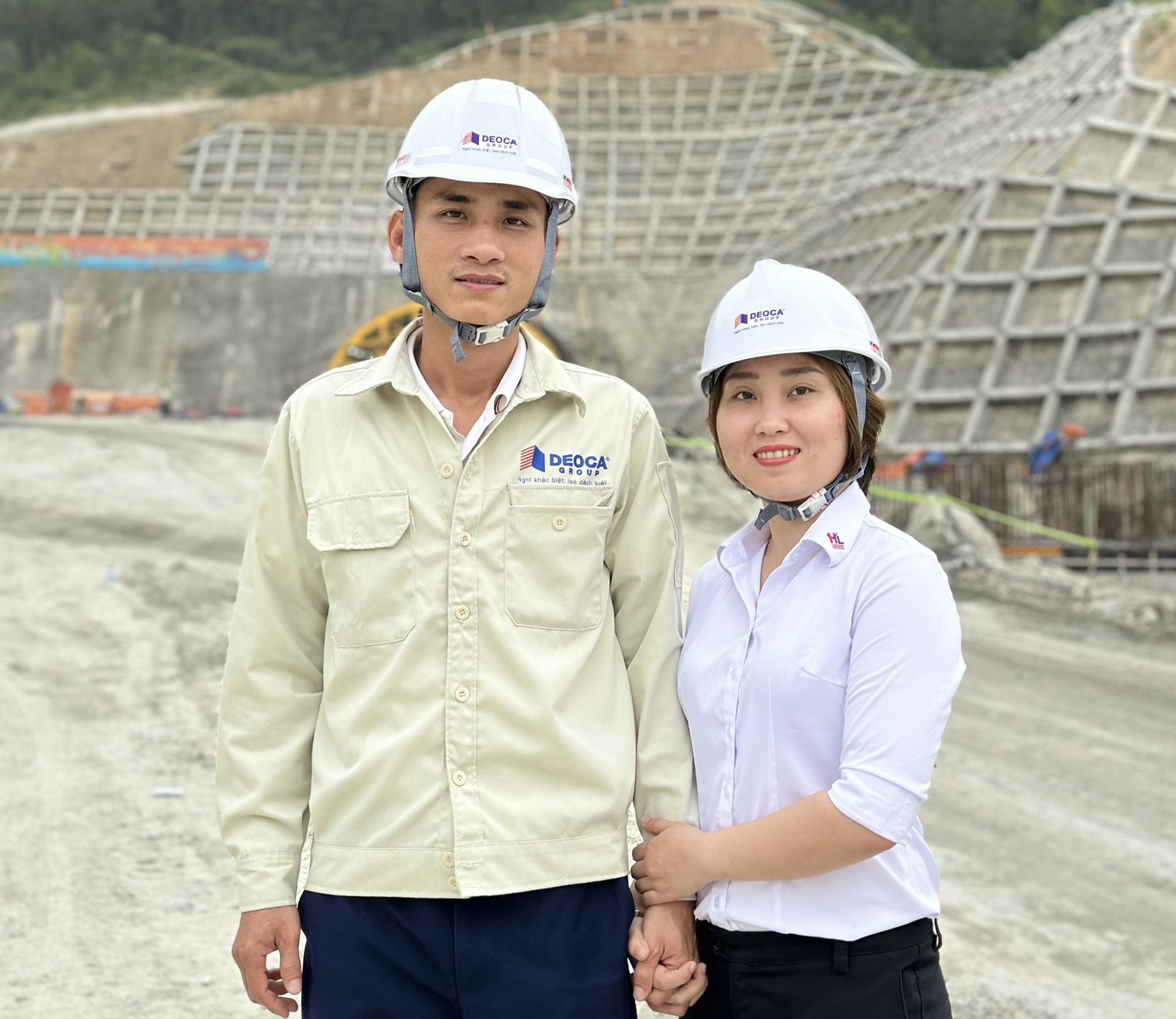 Những “bóng hồng” trên công trường giao thông- Ảnh 6. Những “bóng hồng” trên công trường giao thông- Ảnh 6.