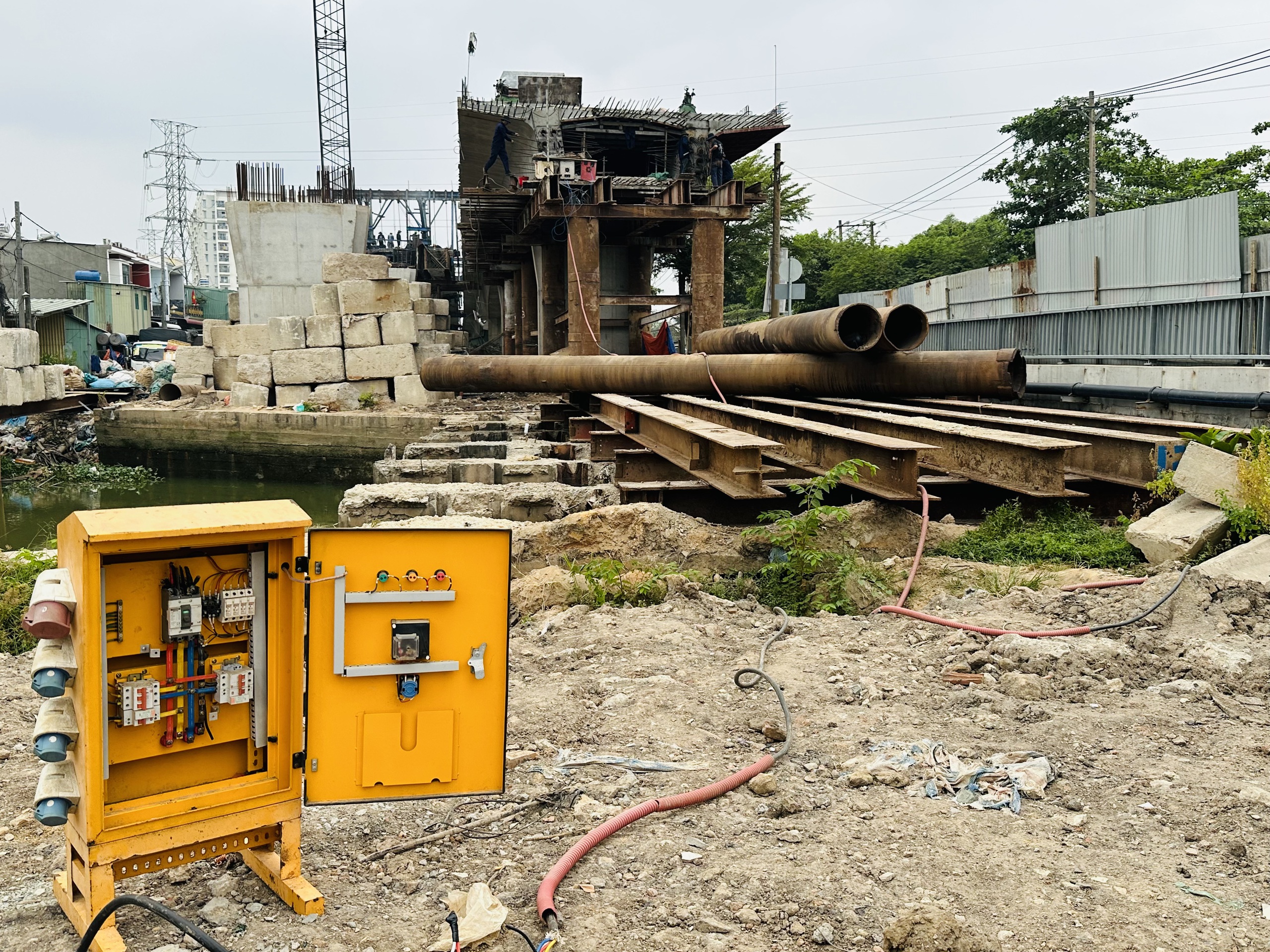 TP.HCM: Cầu Nam Lý hoàn thành cuối tháng 9 sau 5 năm thi công ì ạch- Ảnh 4. TP.HCM: Cầu Nam Lý hoàn thành cuối tháng 9 sau 5 năm thi công ì ạch- Ảnh 4.